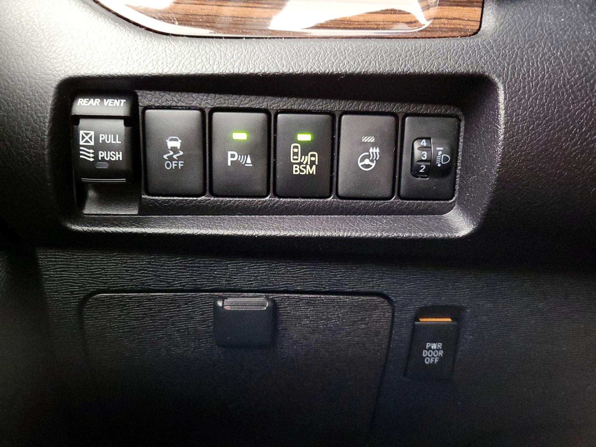 Thumbnail: 2015 Toyota Sienna - 13