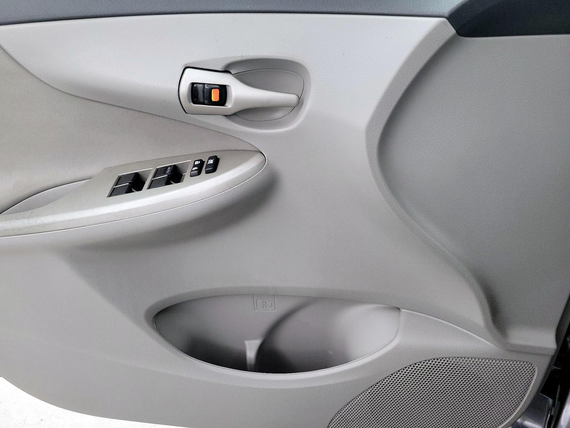 Thumbnail: 2013 Toyota Corolla - 12