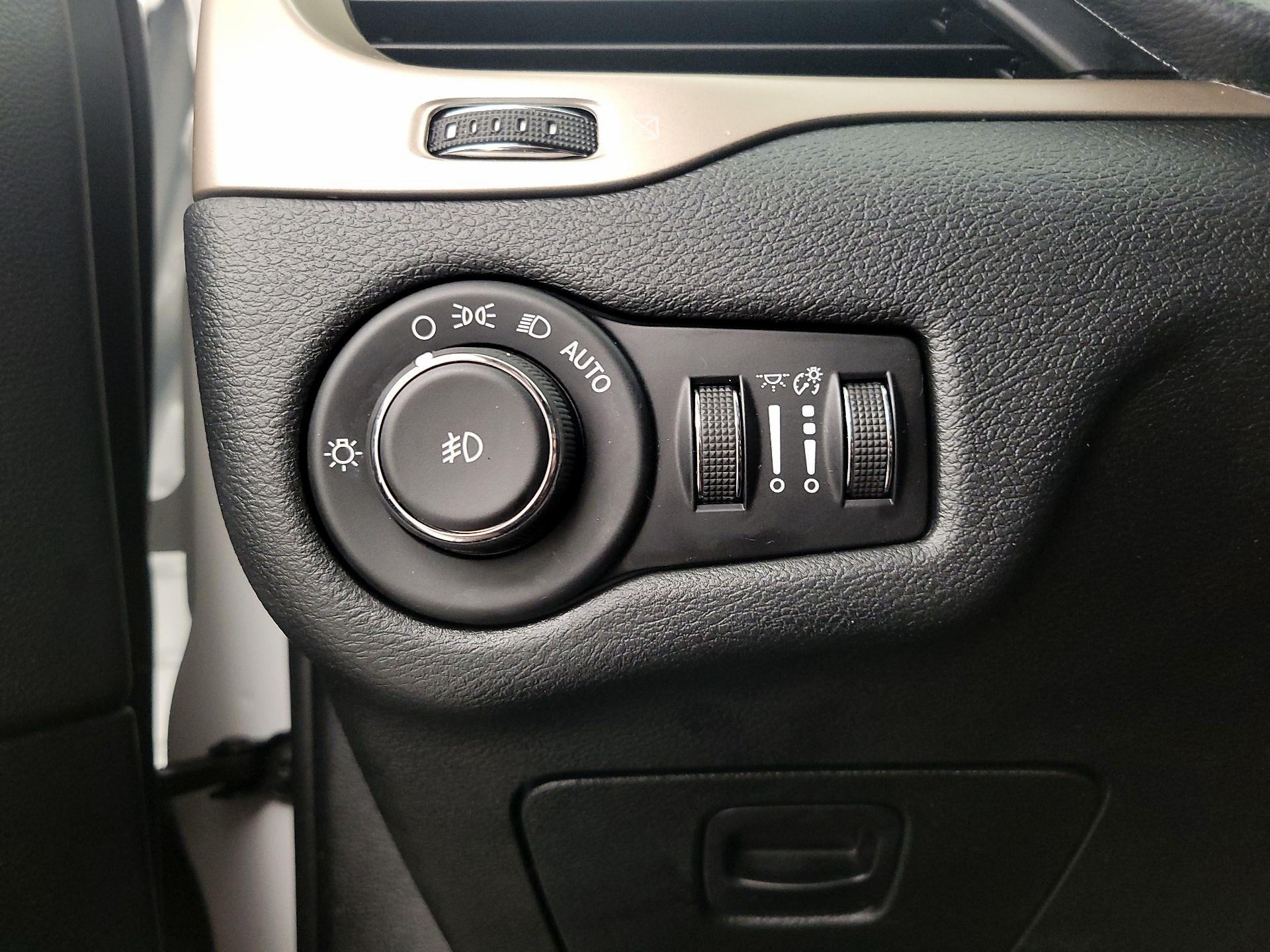 Thumbnail: 2016 Jeep Cherokee - 13