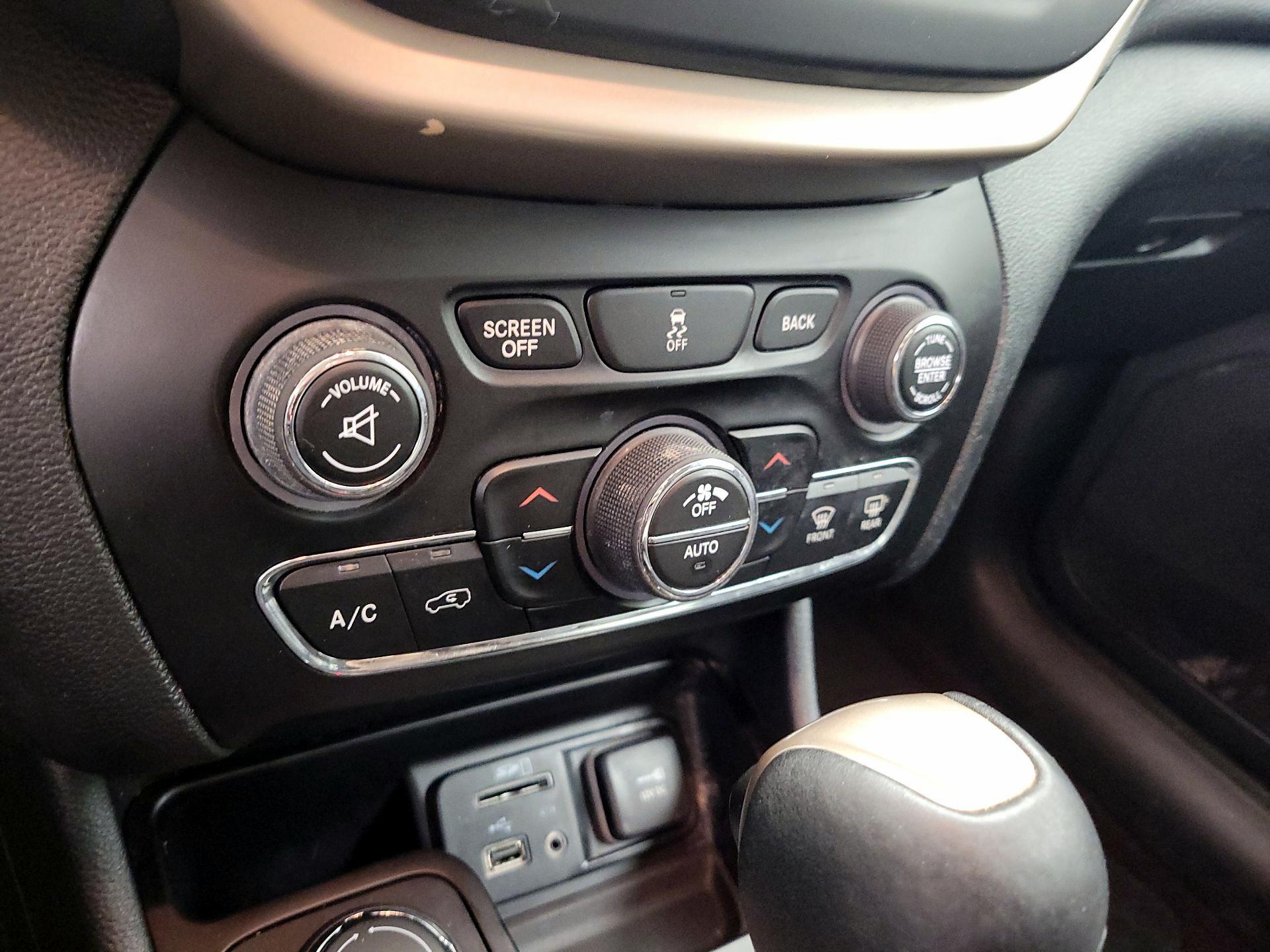Thumbnail: 2016 Jeep Cherokee - 17