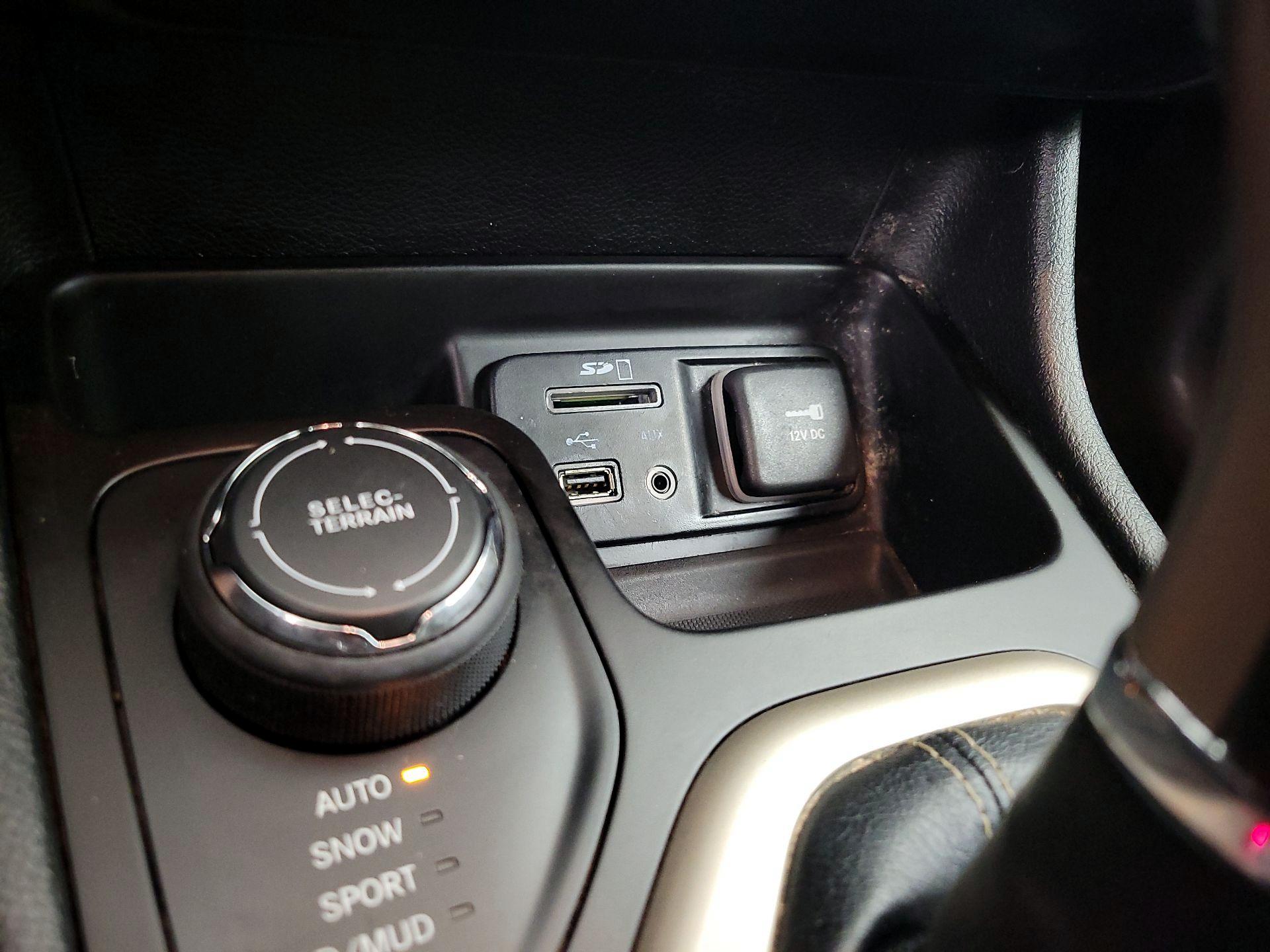 Thumbnail: 2016 Jeep Cherokee - 19