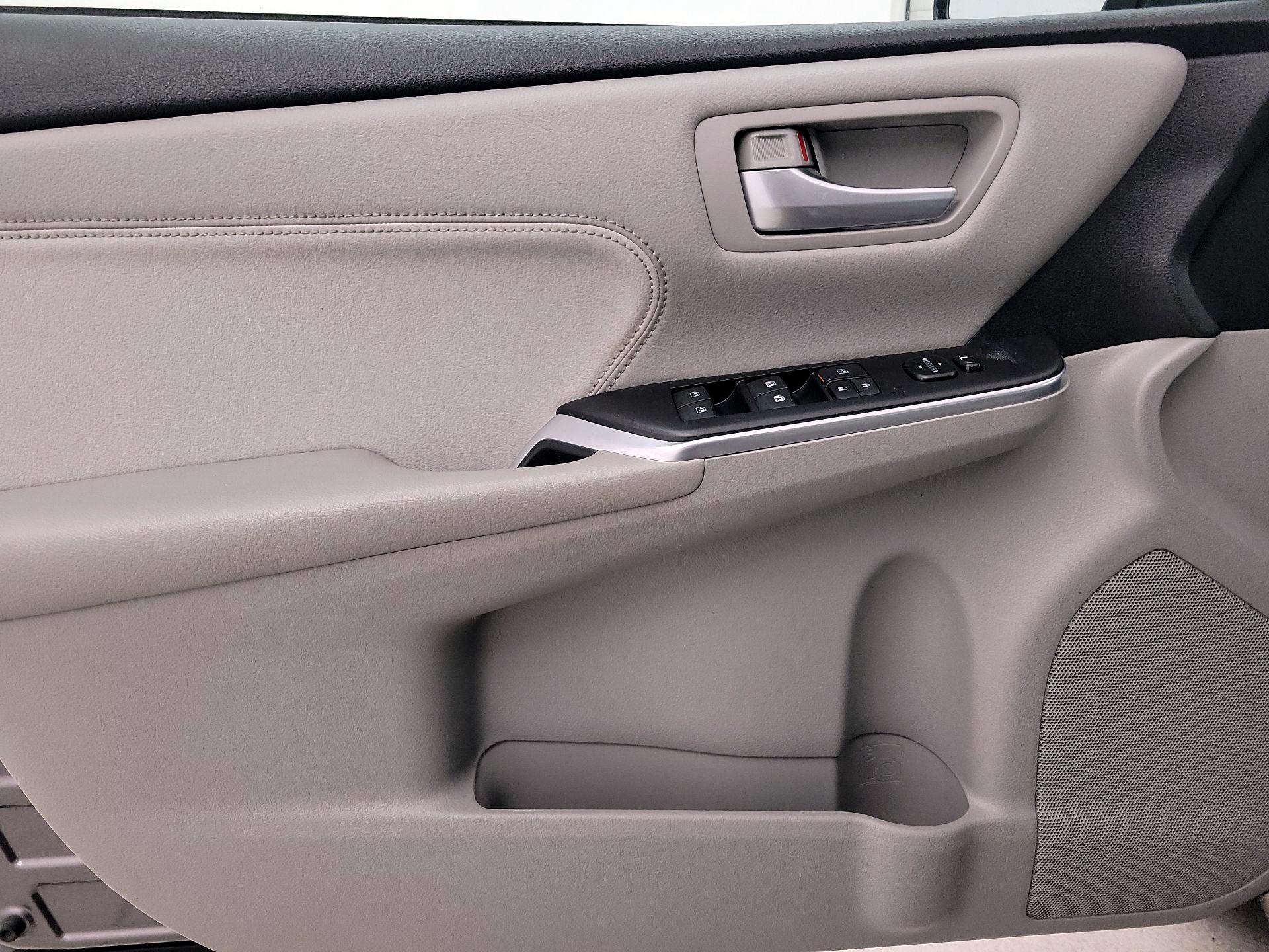 Thumbnail: 2016 Toyota Camry - 12