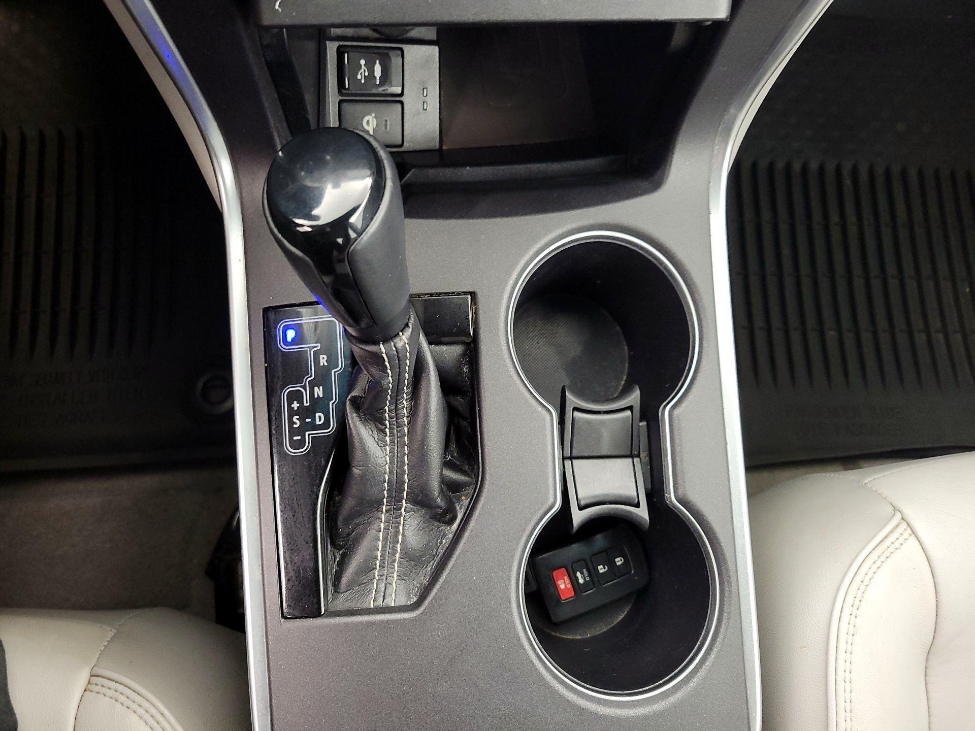 Thumbnail: 2016 Toyota Camry - 17