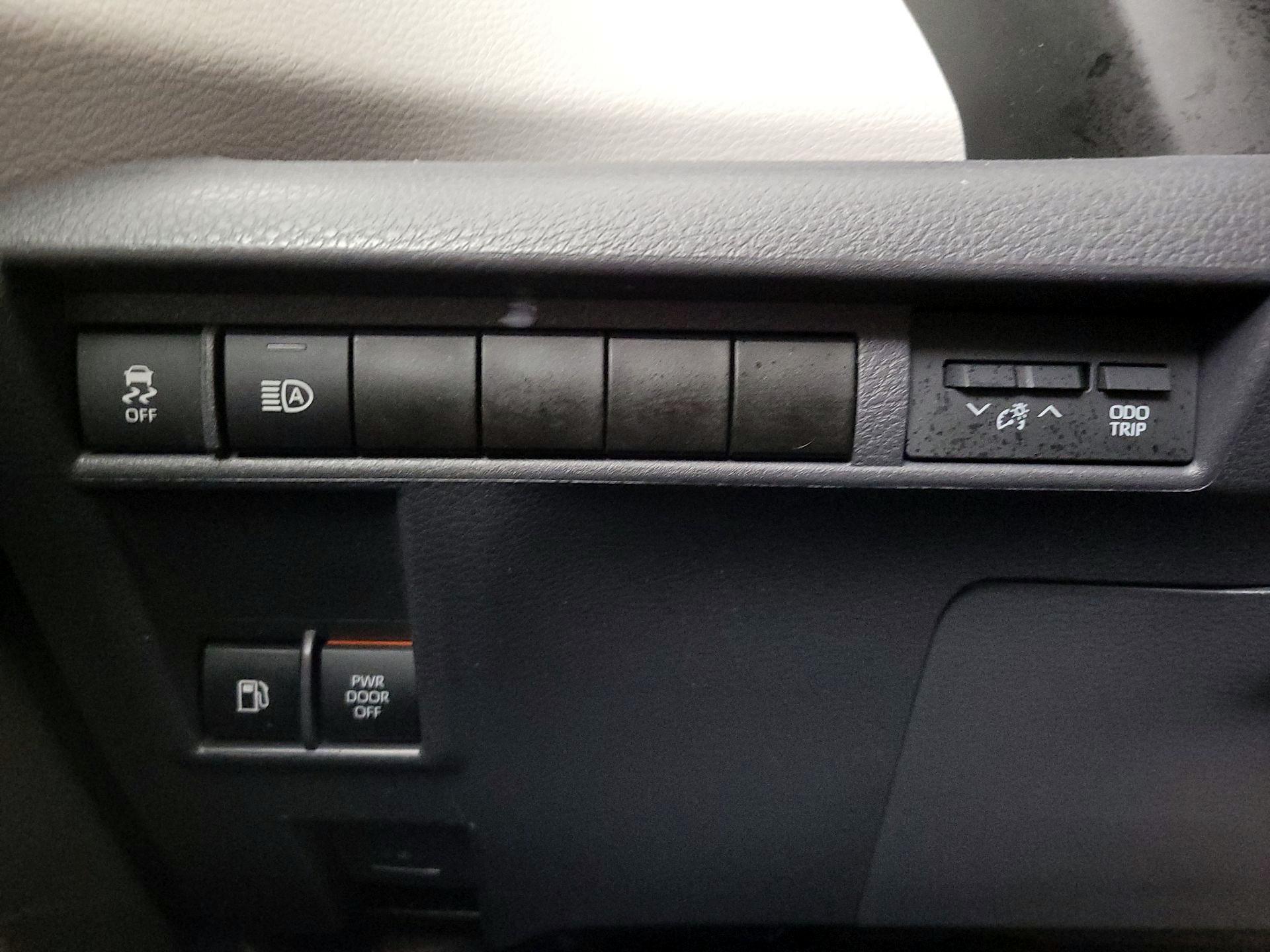 Thumbnail: 2022 Toyota Sienna - 13