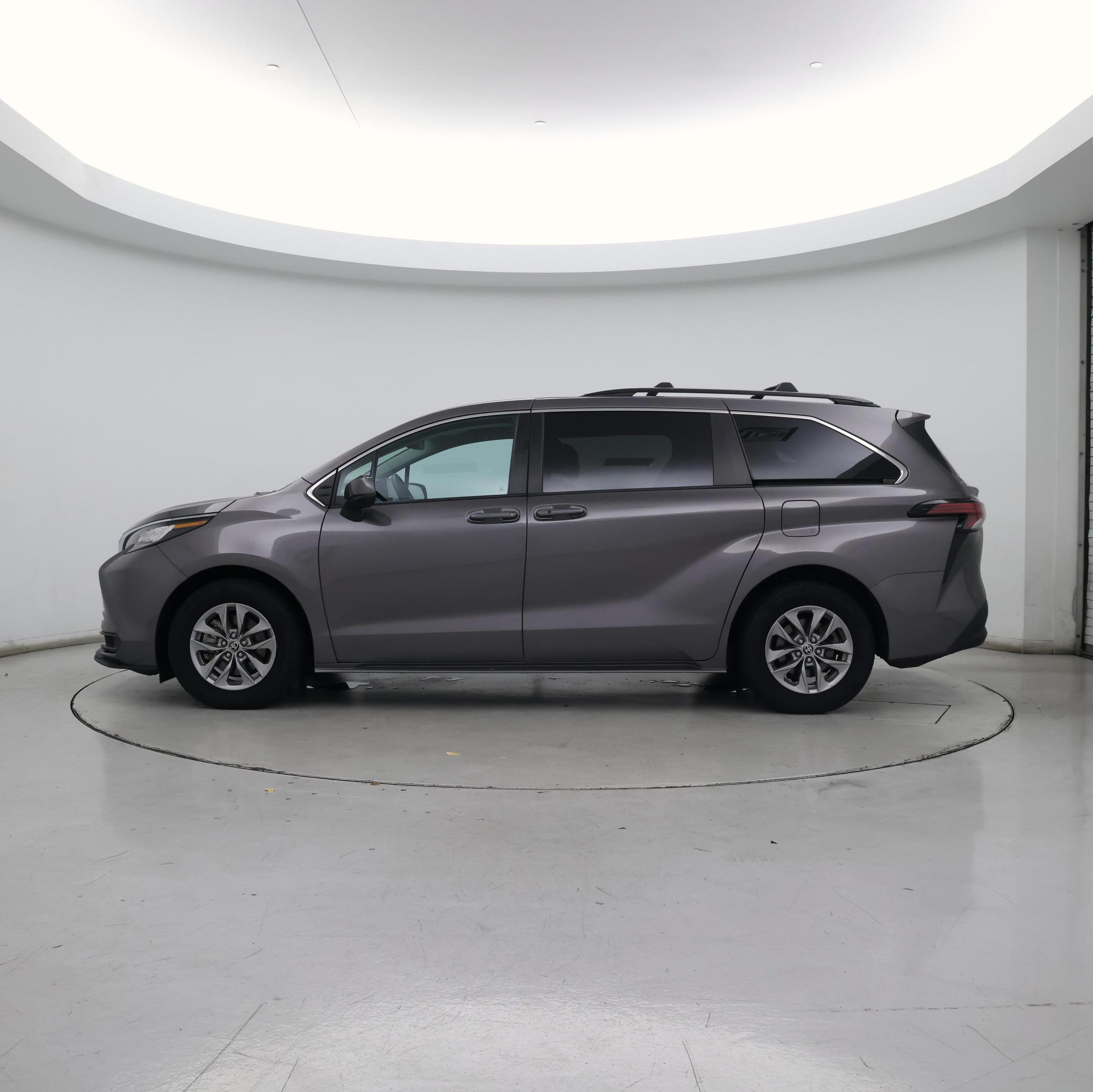 Thumbnail: 2022 Toyota Sienna - 3