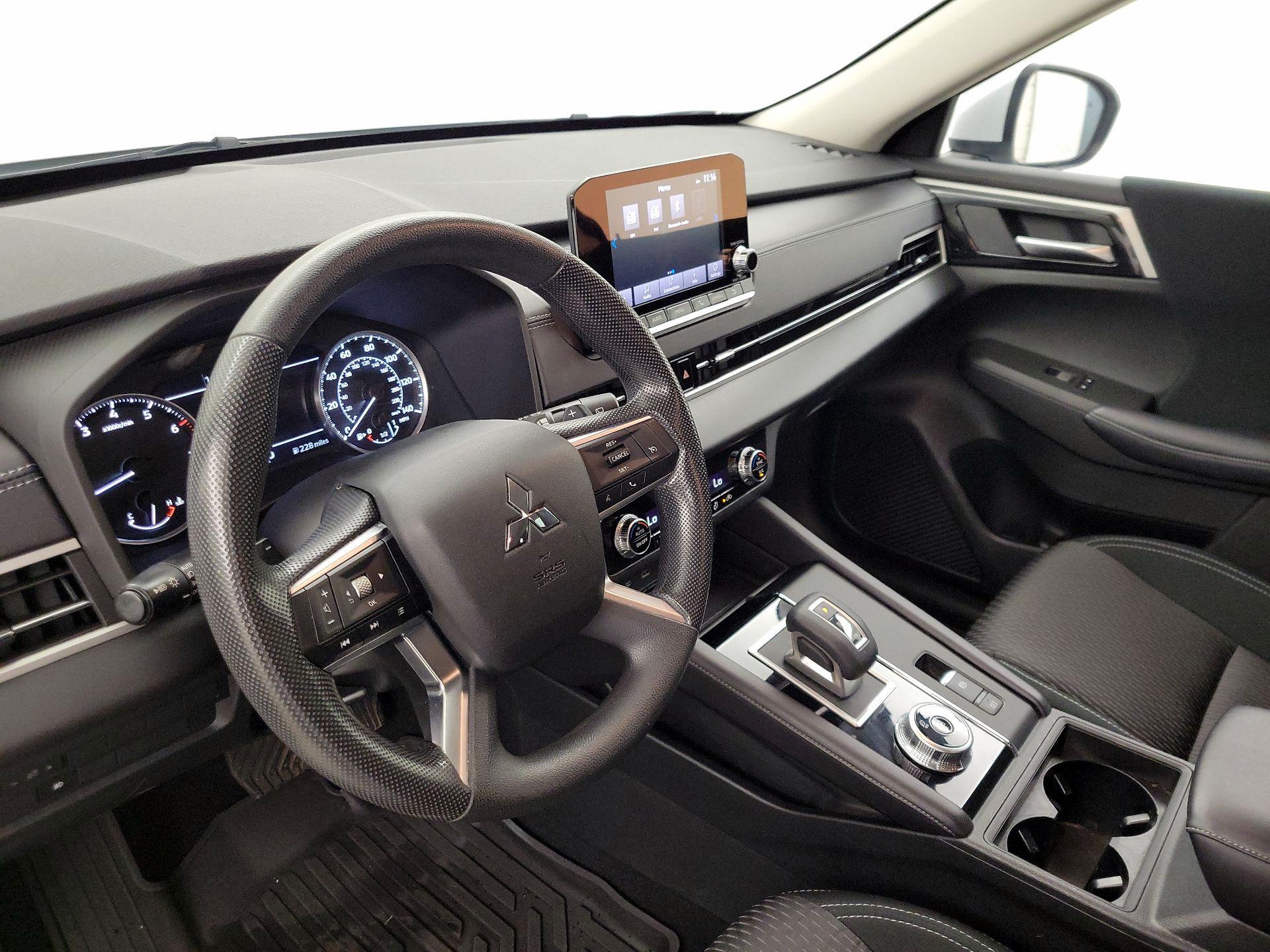 Thumbnail: 2023 Mitsubishi Outlander - 9