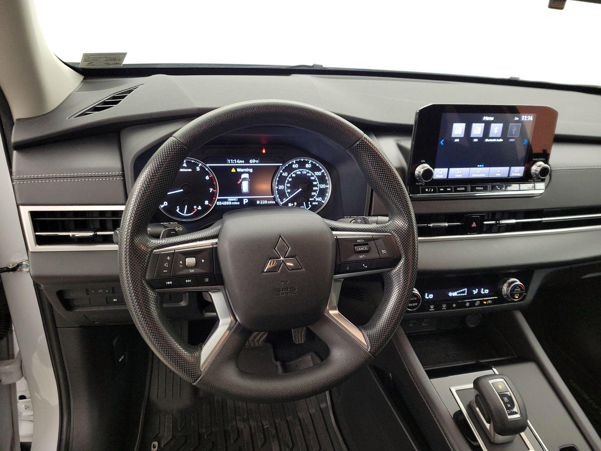 Thumbnail: 2023 Mitsubishi Outlander - 10