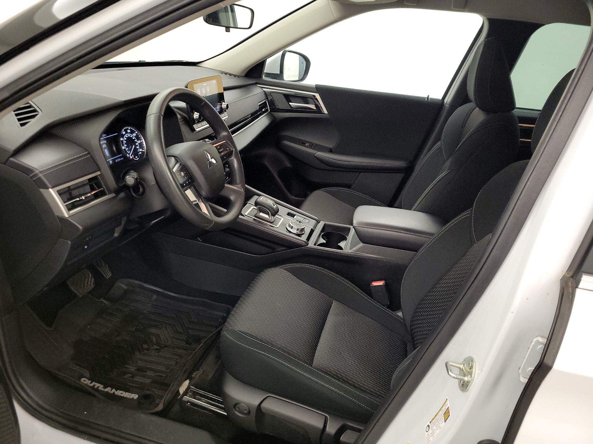 Thumbnail: 2023 Mitsubishi Outlander - 11