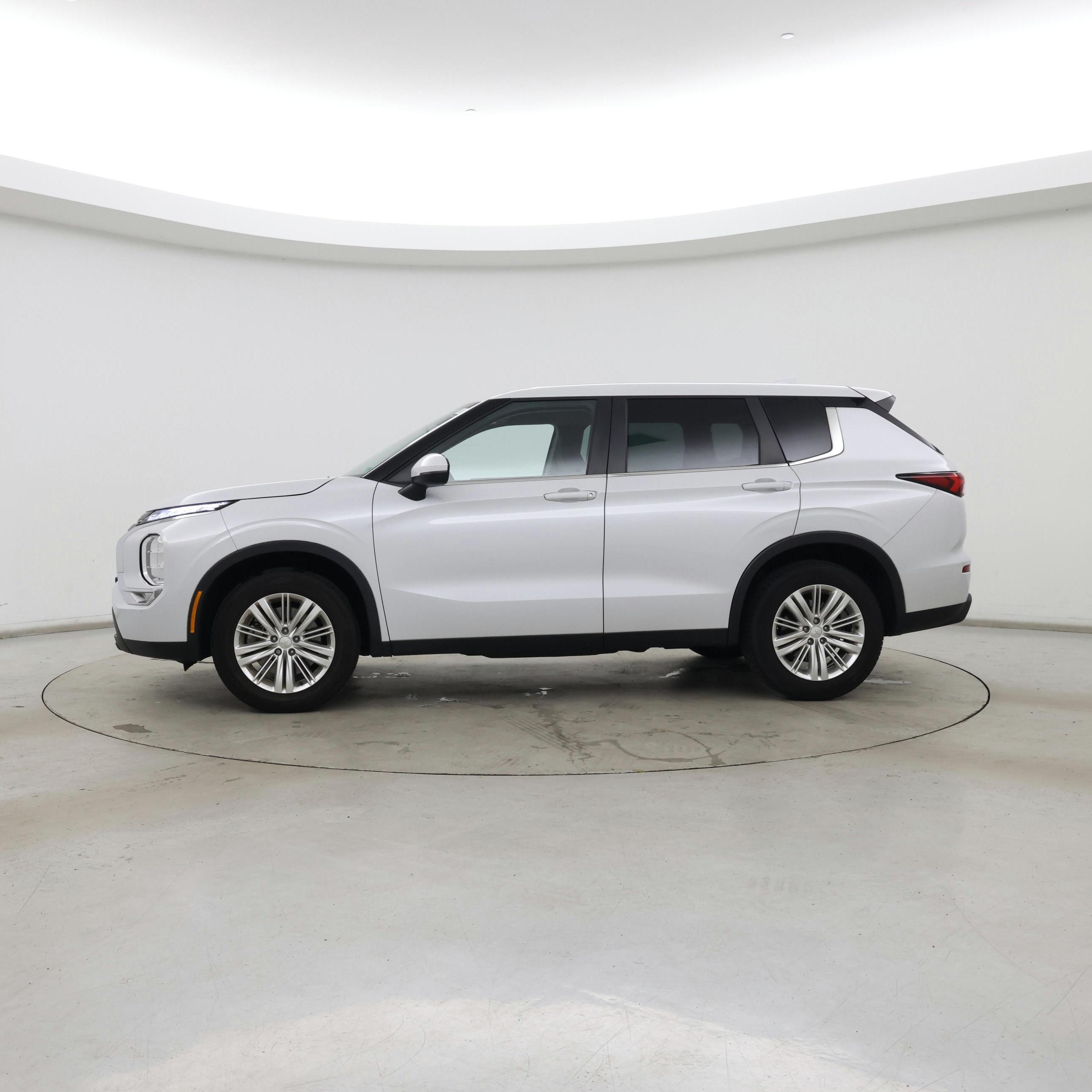 Thumbnail: 2023 Mitsubishi Outlander - 3