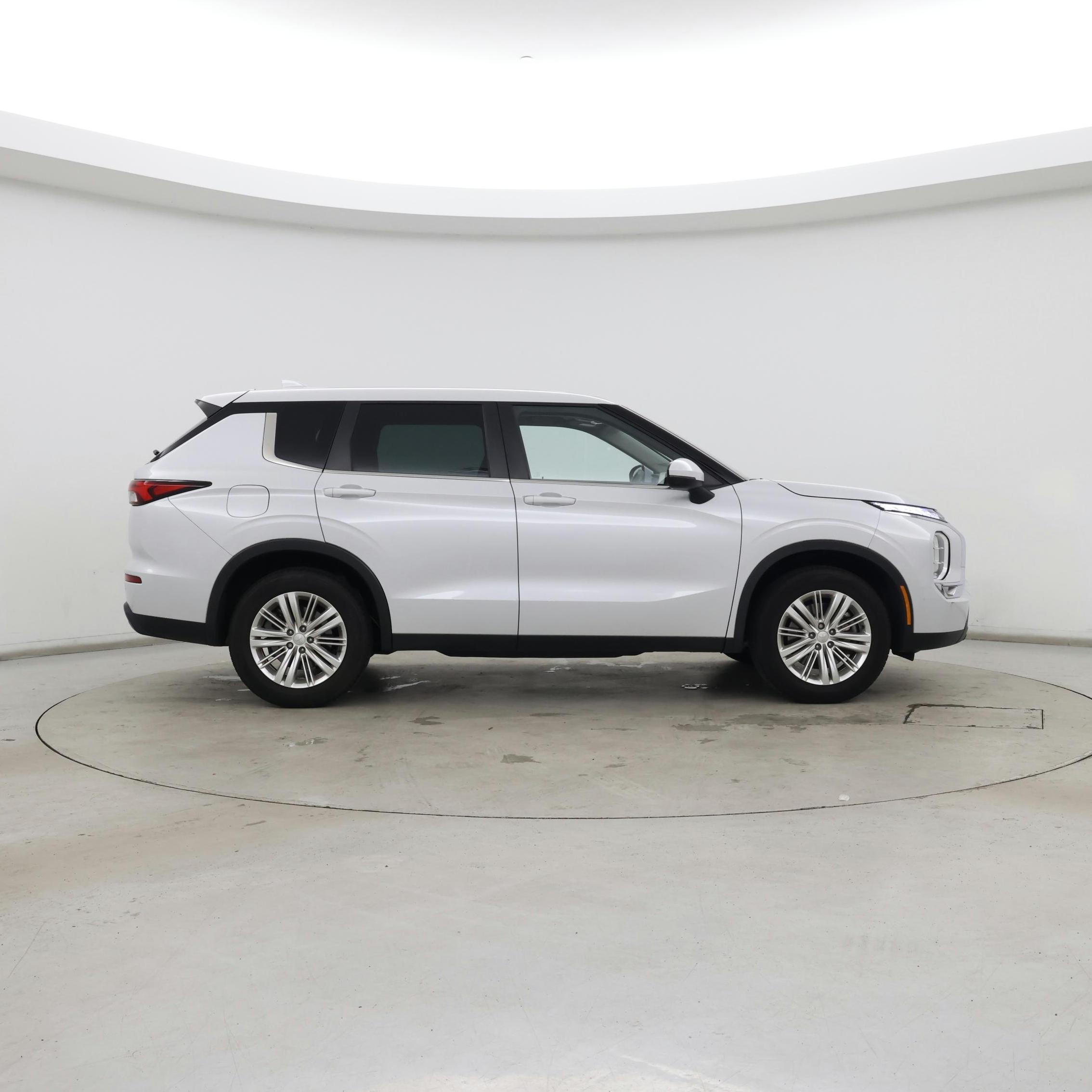 Thumbnail: 2023 Mitsubishi Outlander - 7