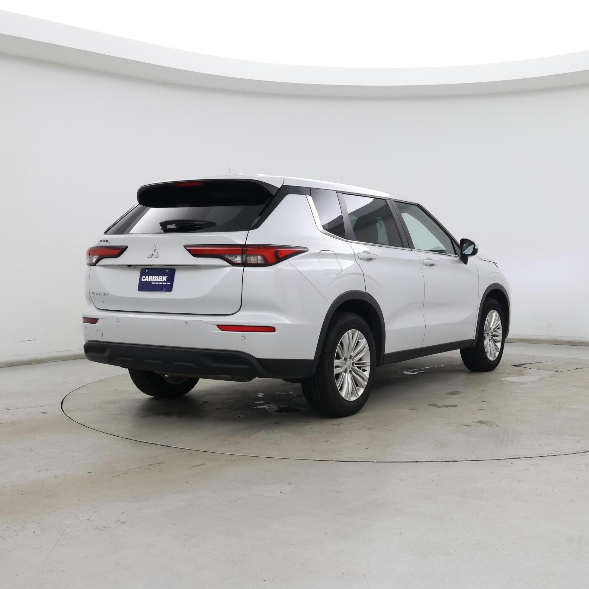 Thumbnail: 2023 Mitsubishi Outlander - 8