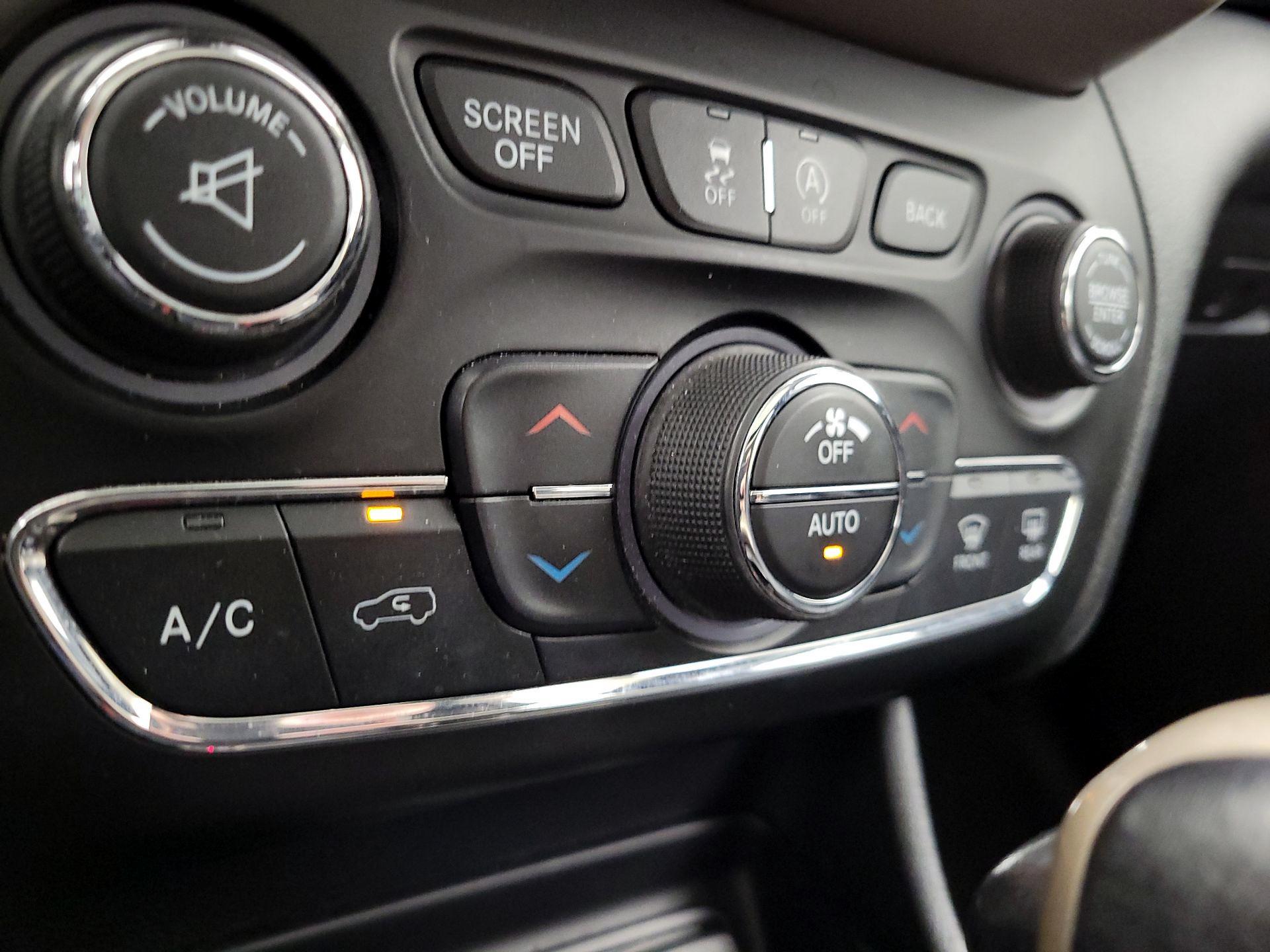 Thumbnail: 2015 Jeep Cherokee - 16