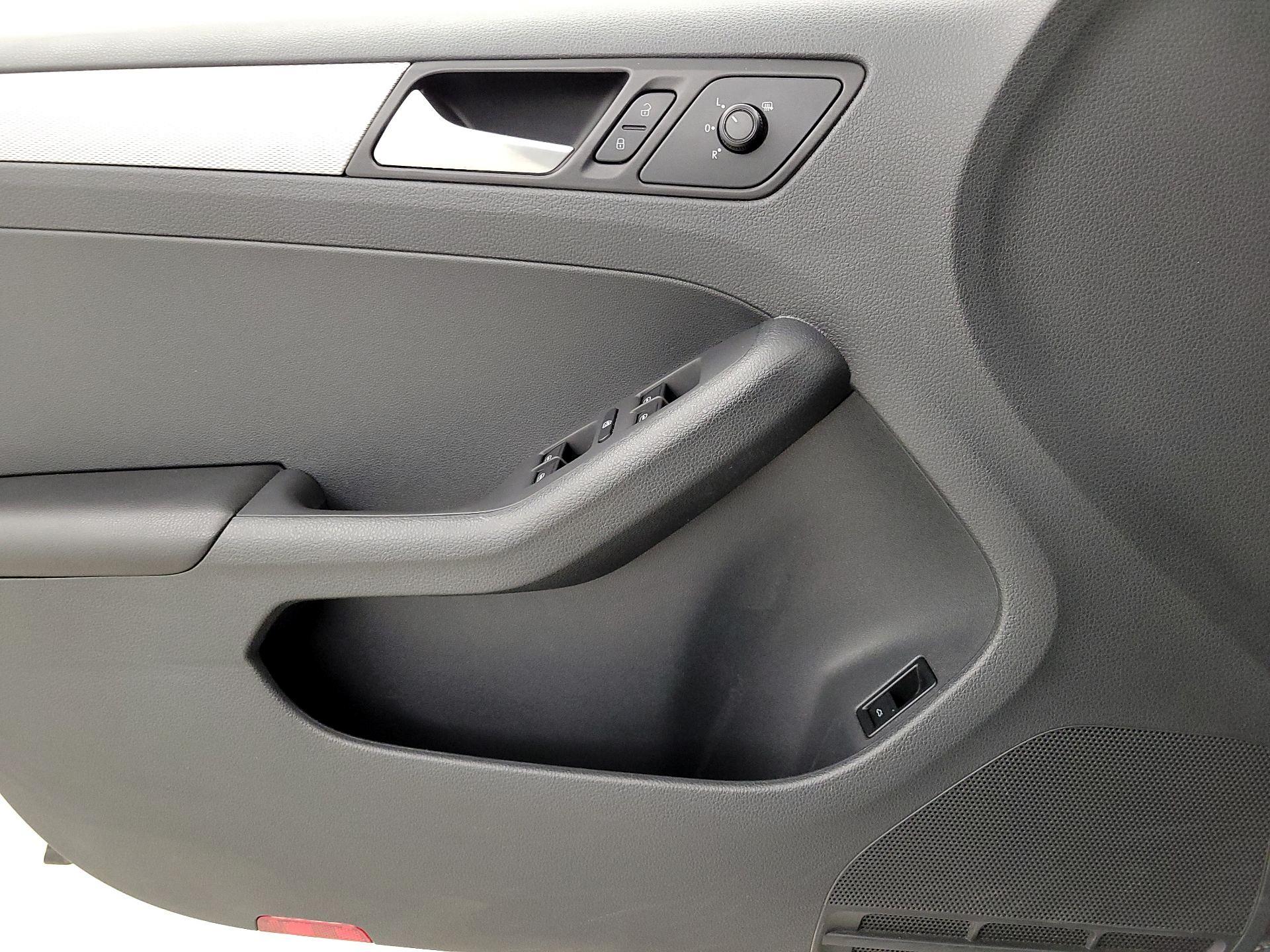 Thumbnail: 2016 Volkswagen Jetta - 12