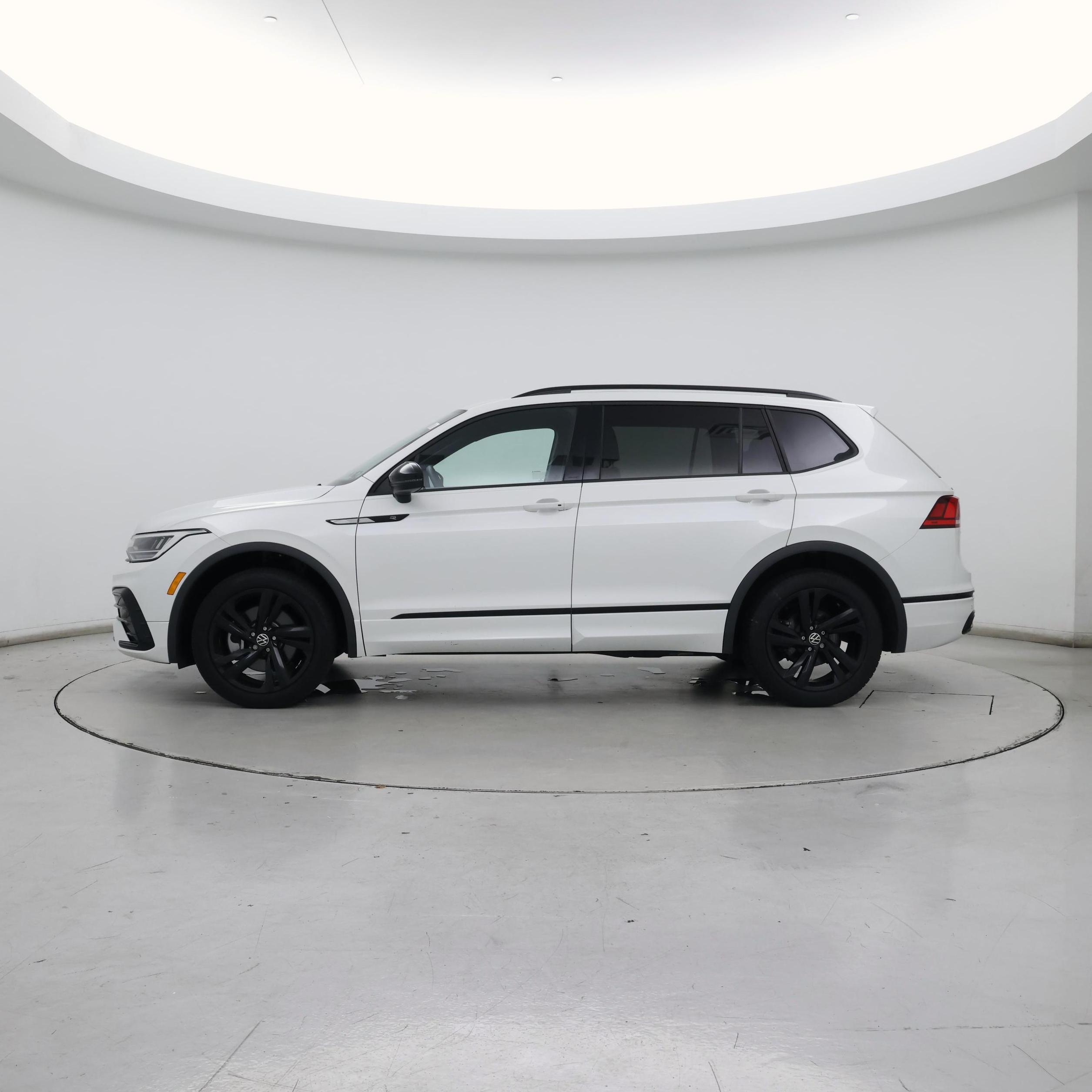 Thumbnail: 2023 Volkswagen Tiguan - 3