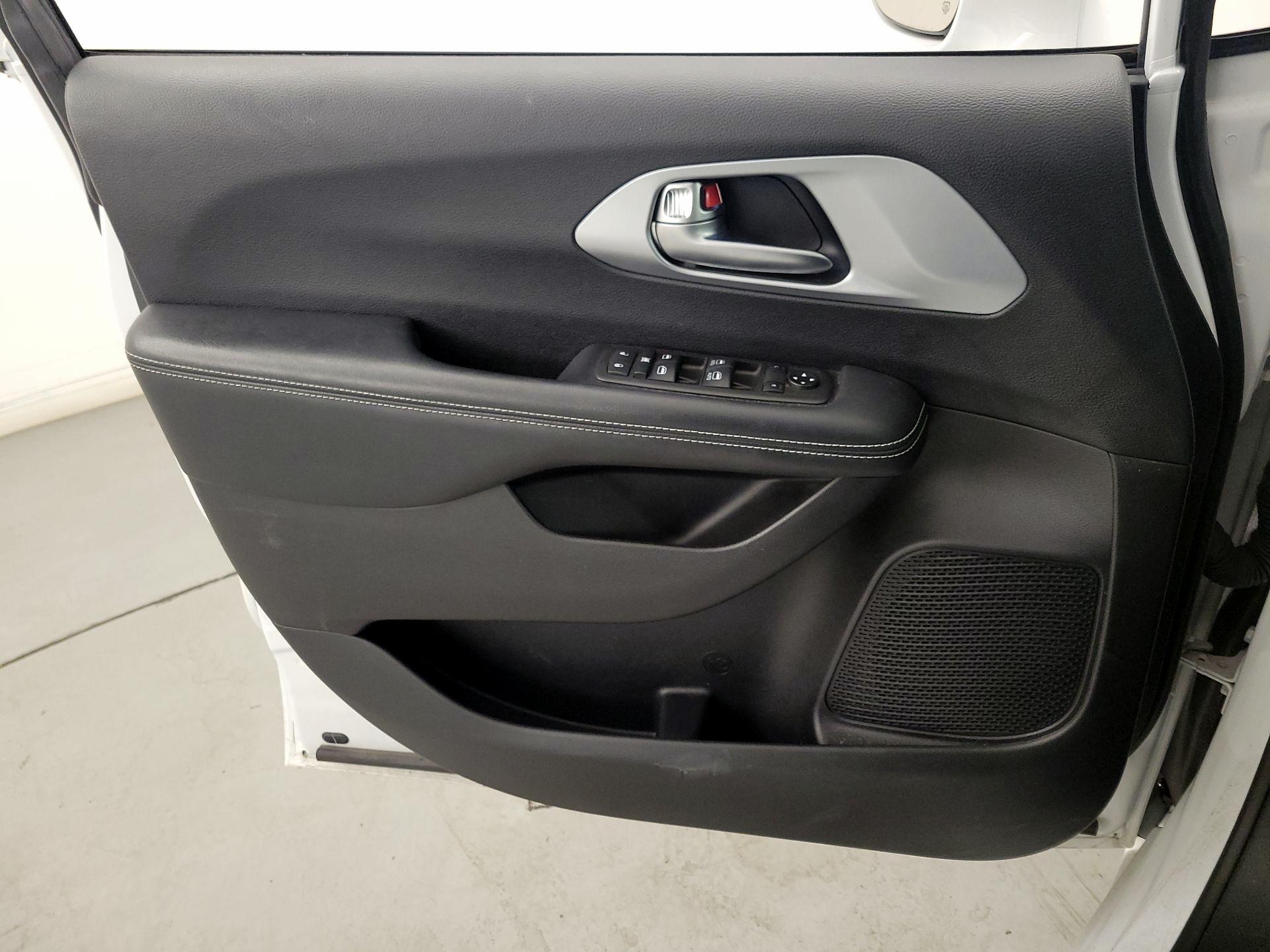 Thumbnail: 2021 Chrysler Pacifica - 12