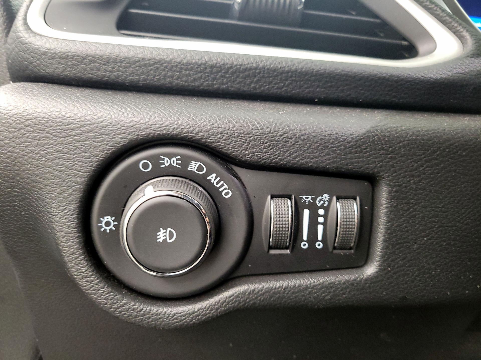 Thumbnail: 2021 Chrysler Pacifica - 13