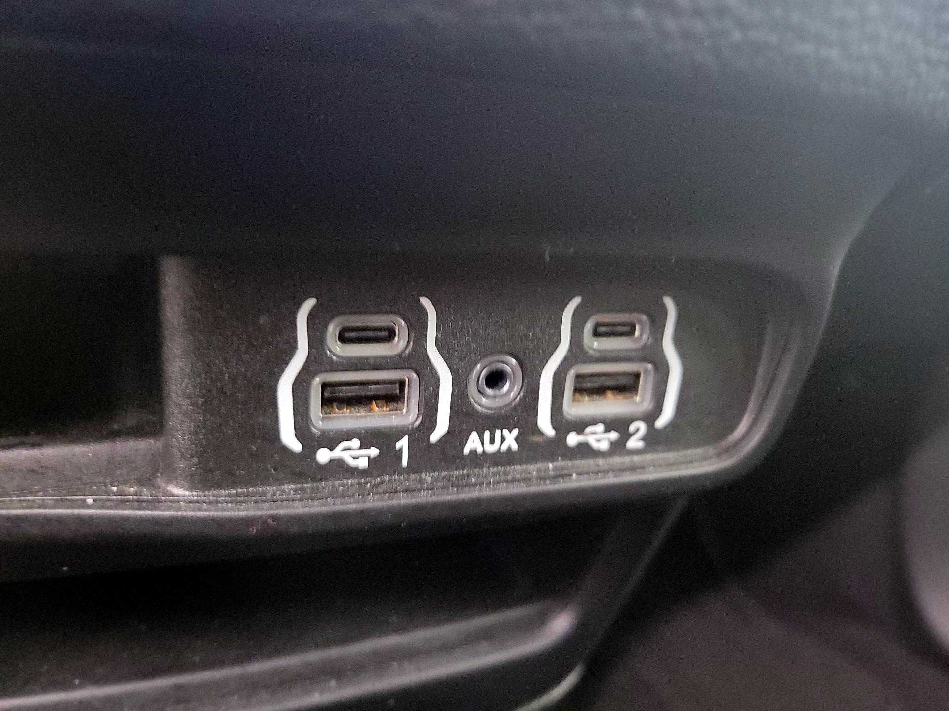 Thumbnail: 2021 Chrysler Pacifica - 18