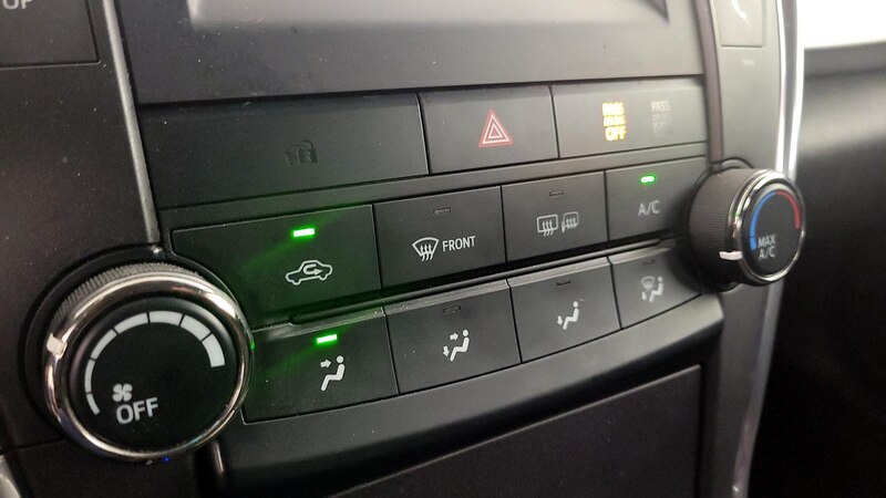 2017 Toyota Camry SE 16