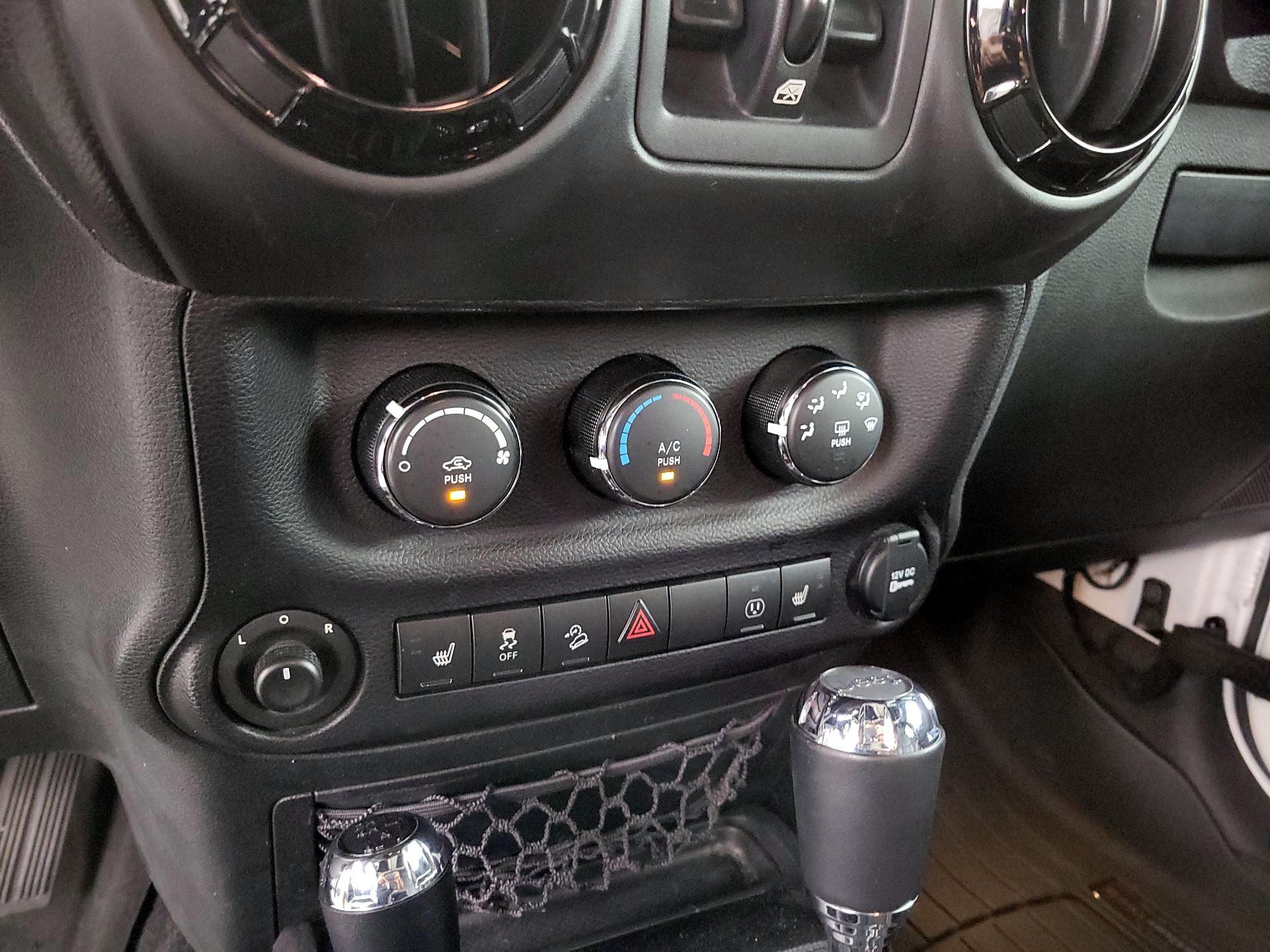 Thumbnail: 2015 Jeep Wrangler - 14
