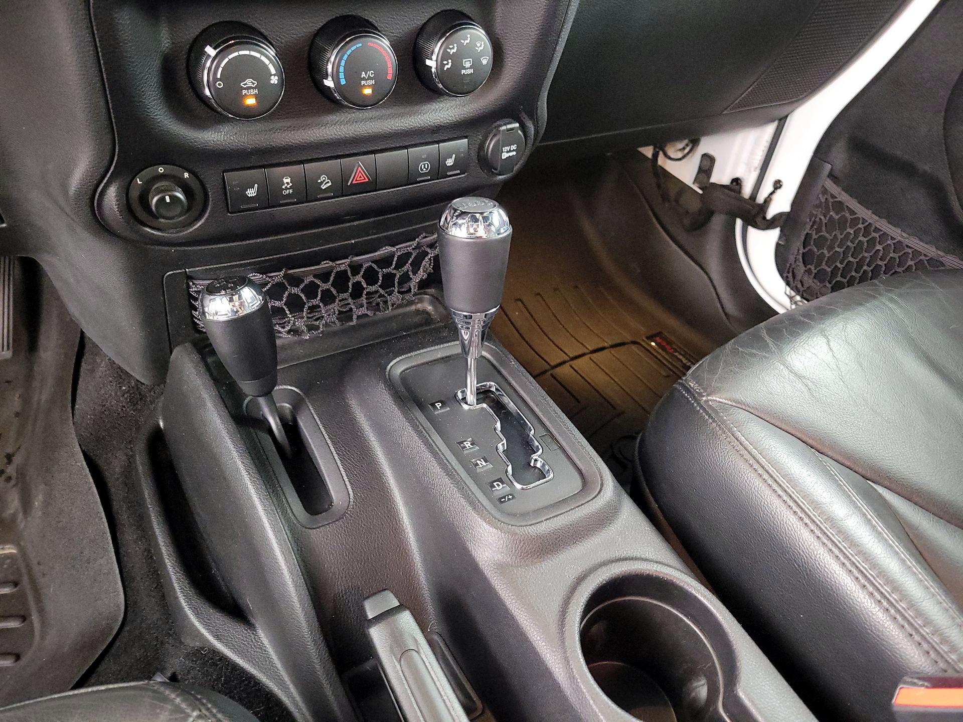 Thumbnail: 2015 Jeep Wrangler - 15