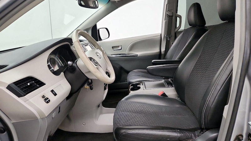 2014 Toyota Sienna SE 11