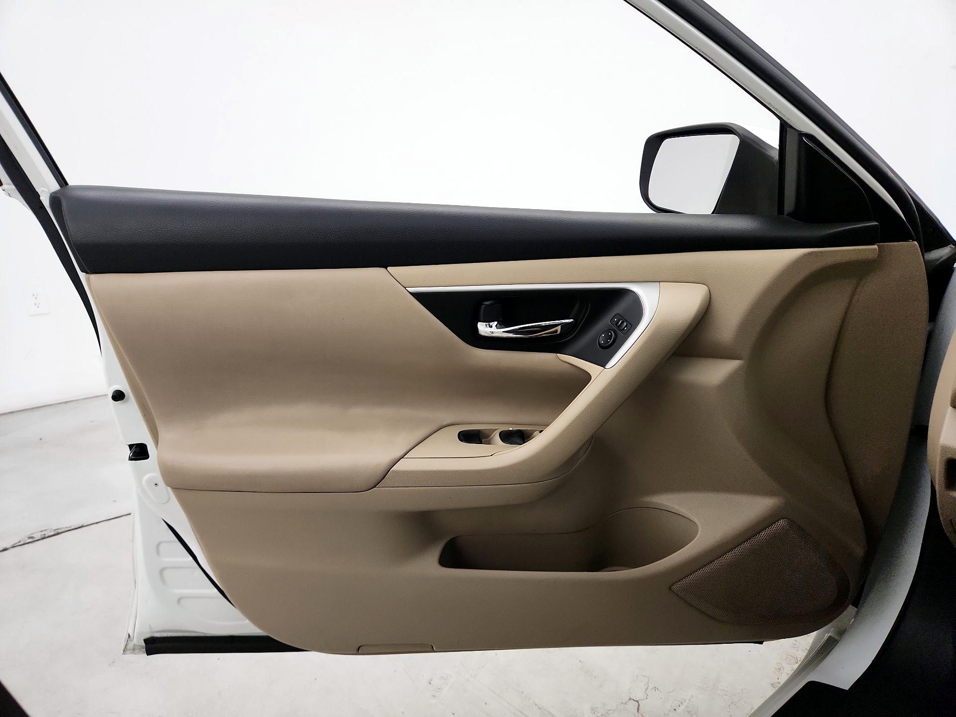 Thumbnail: 2016 Nissan Altima - 12