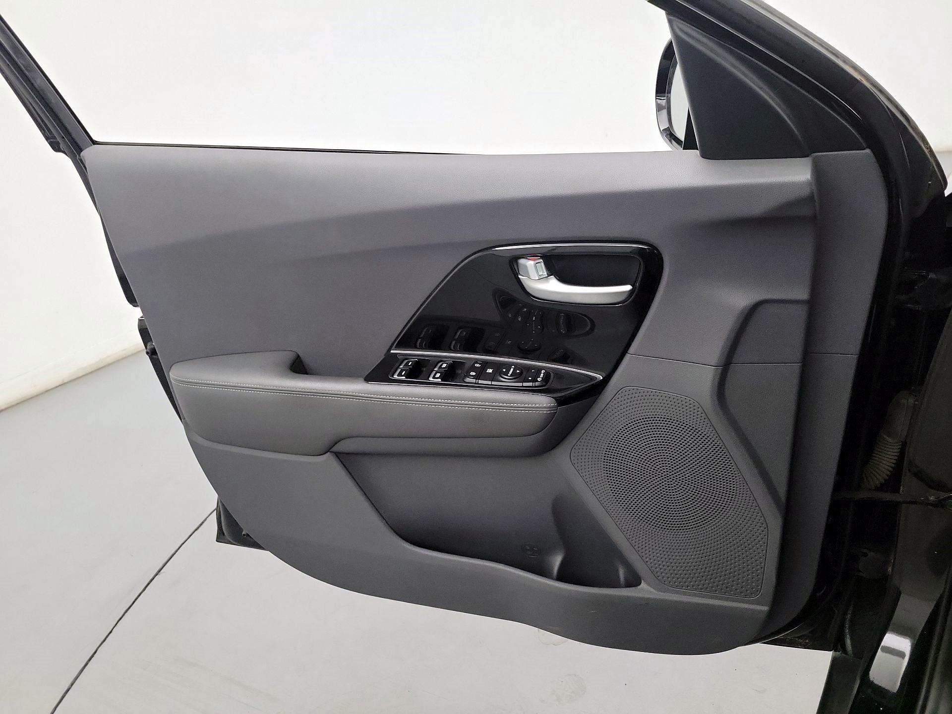 Thumbnail: 2017 Kia Niro - 10