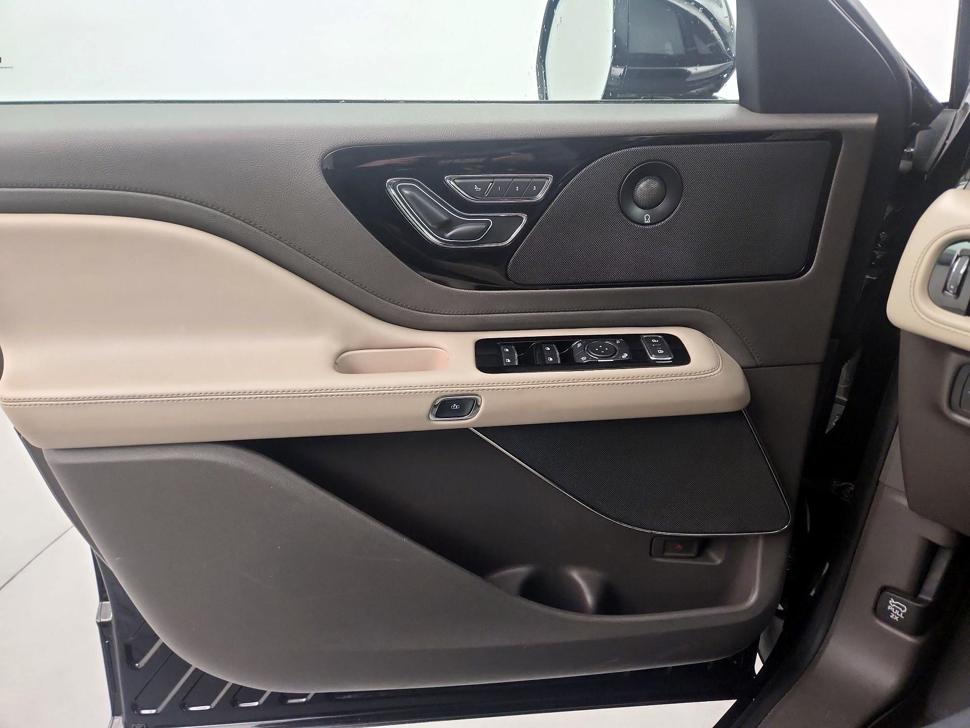 Thumbnail: 2021 Lincoln Aviator - 10