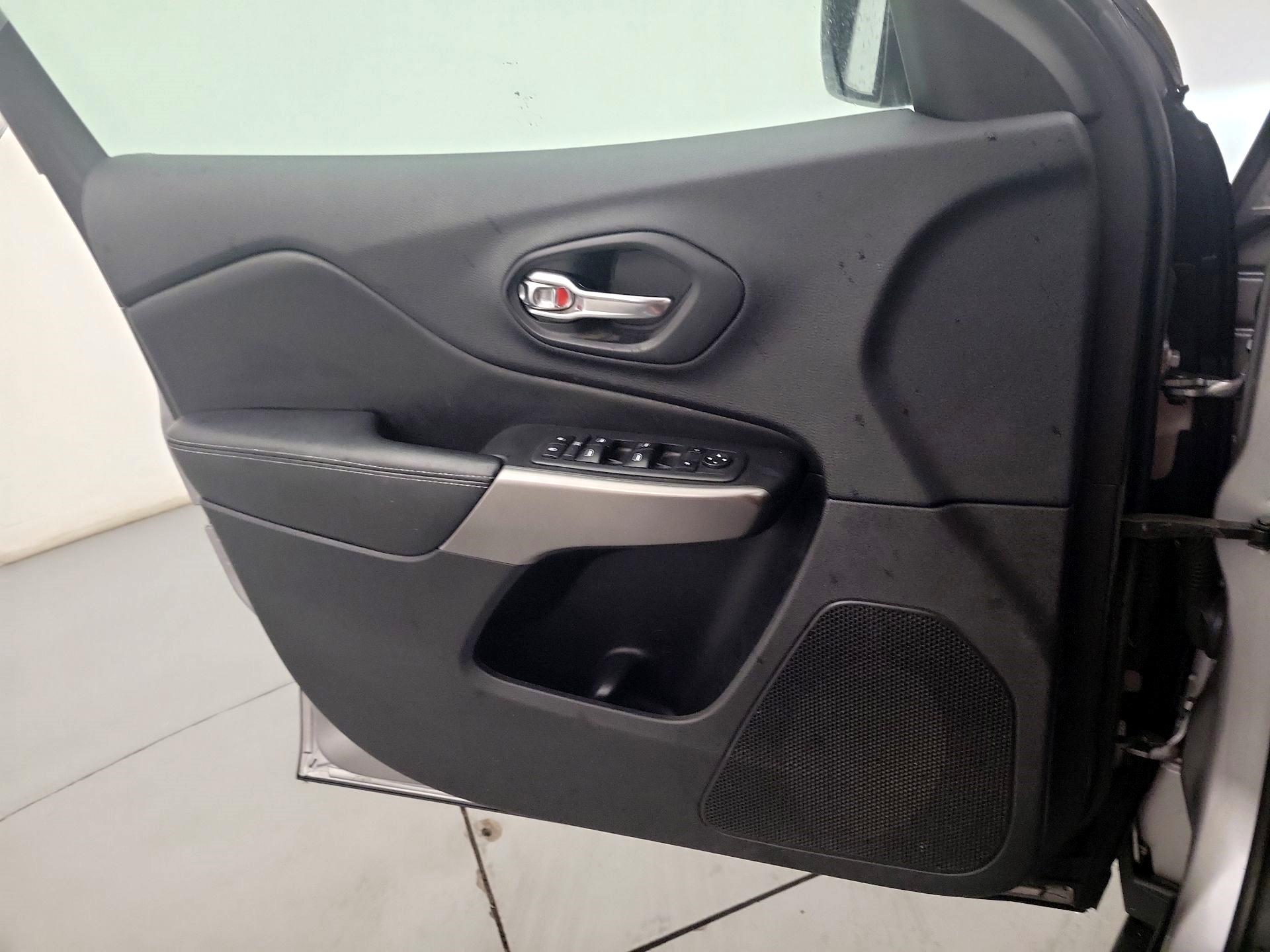 Thumbnail: 2019 Jeep Cherokee - 12