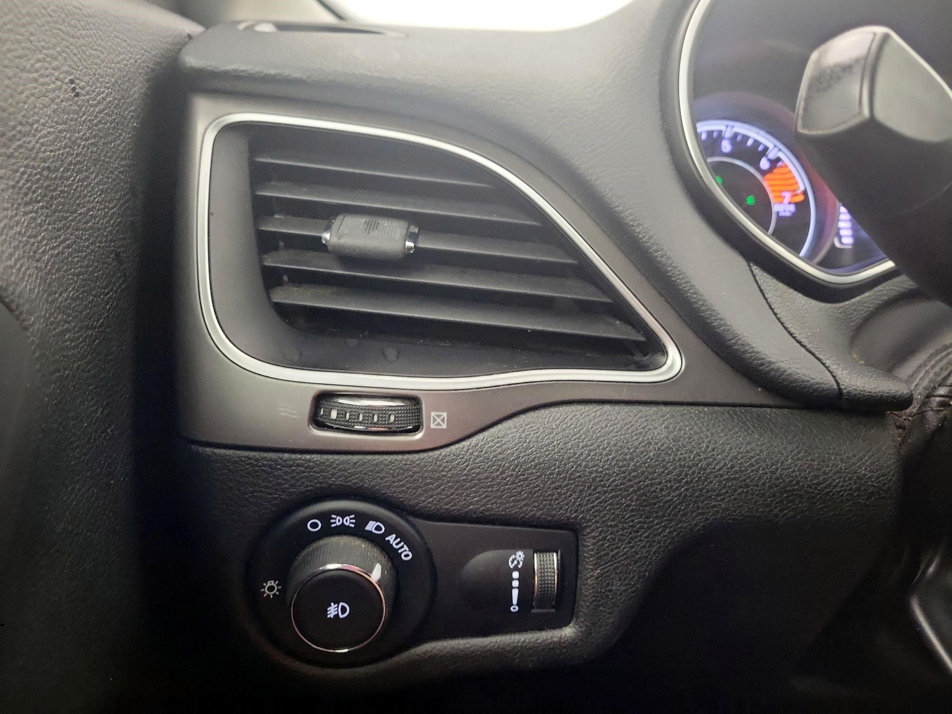 Thumbnail: 2019 Jeep Cherokee - 13