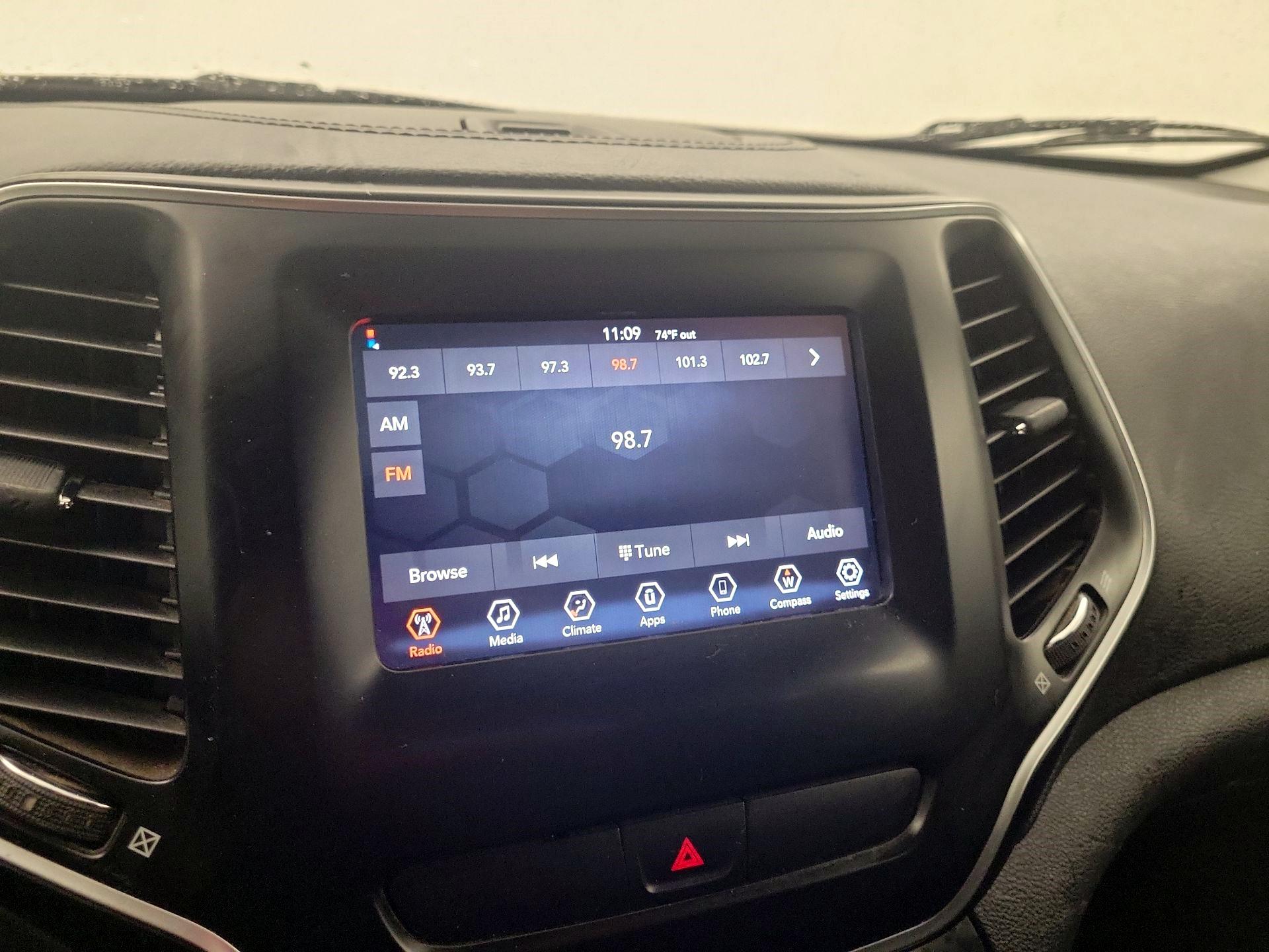 Thumbnail: 2019 Jeep Cherokee - 15