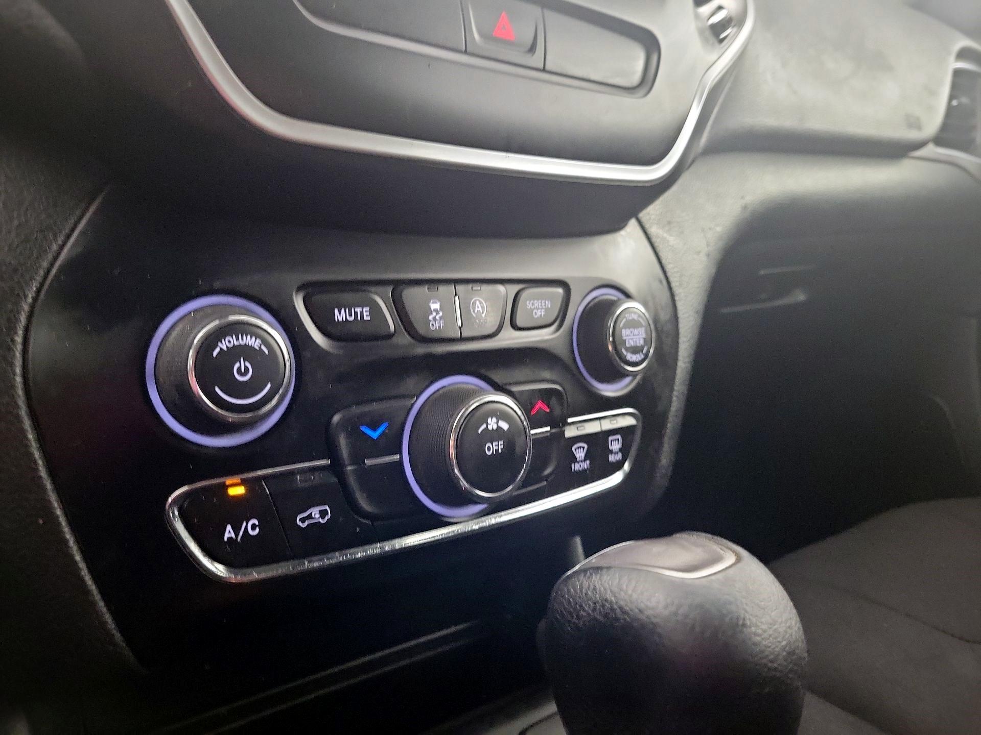 Thumbnail: 2019 Jeep Cherokee - 16