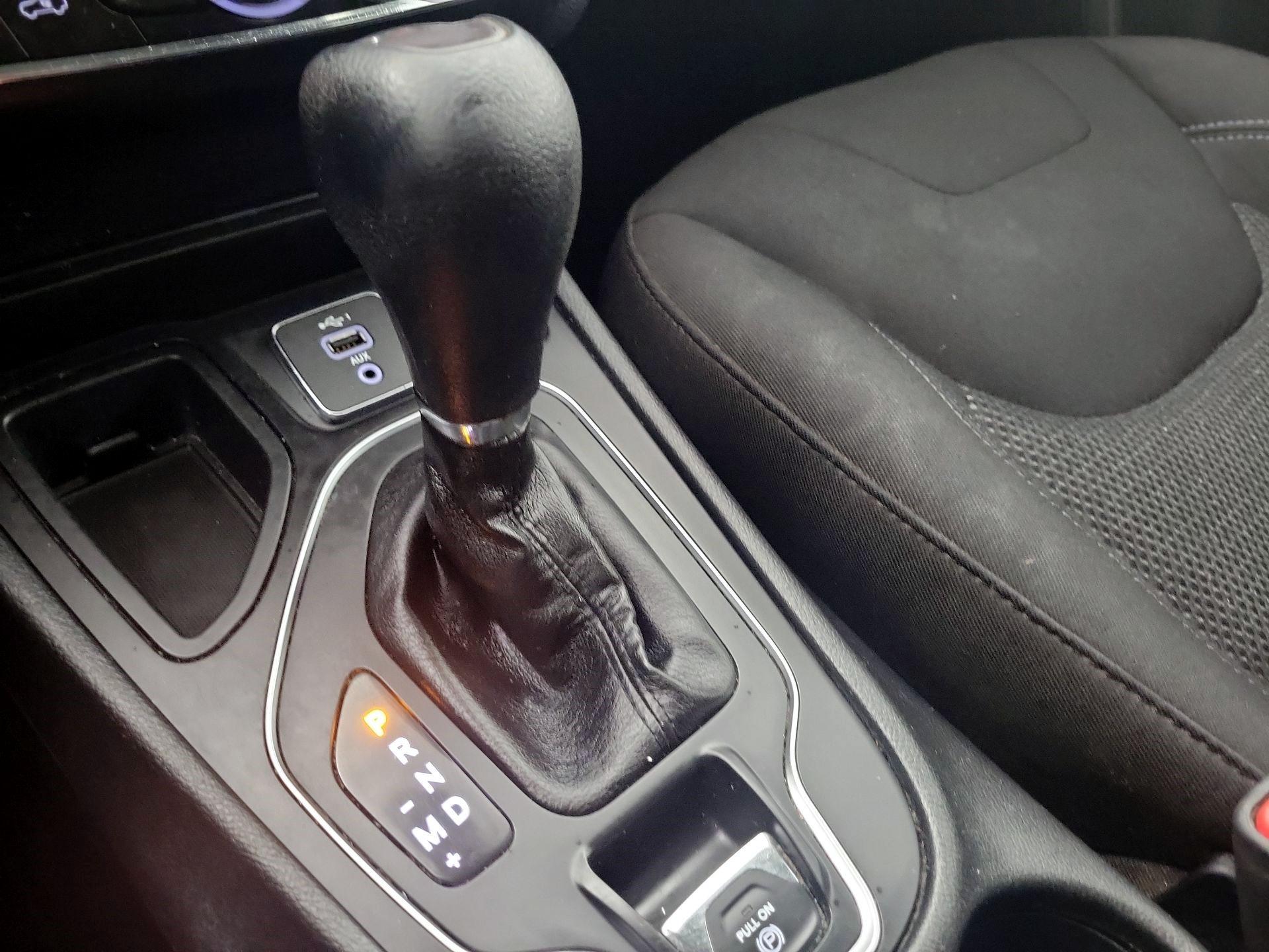 Thumbnail: 2019 Jeep Cherokee - 17