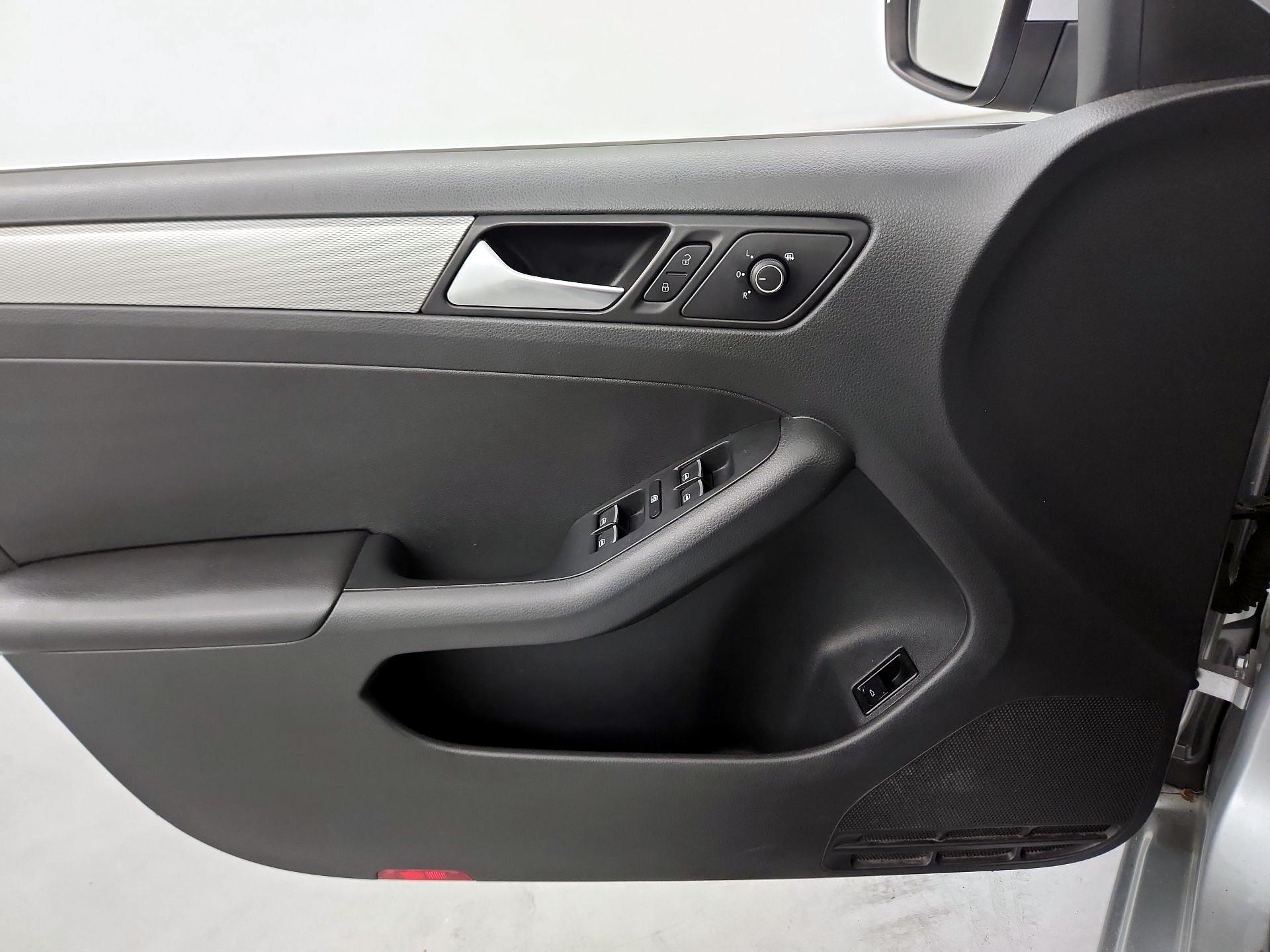 Thumbnail: 2015 Volkswagen Jetta - 10