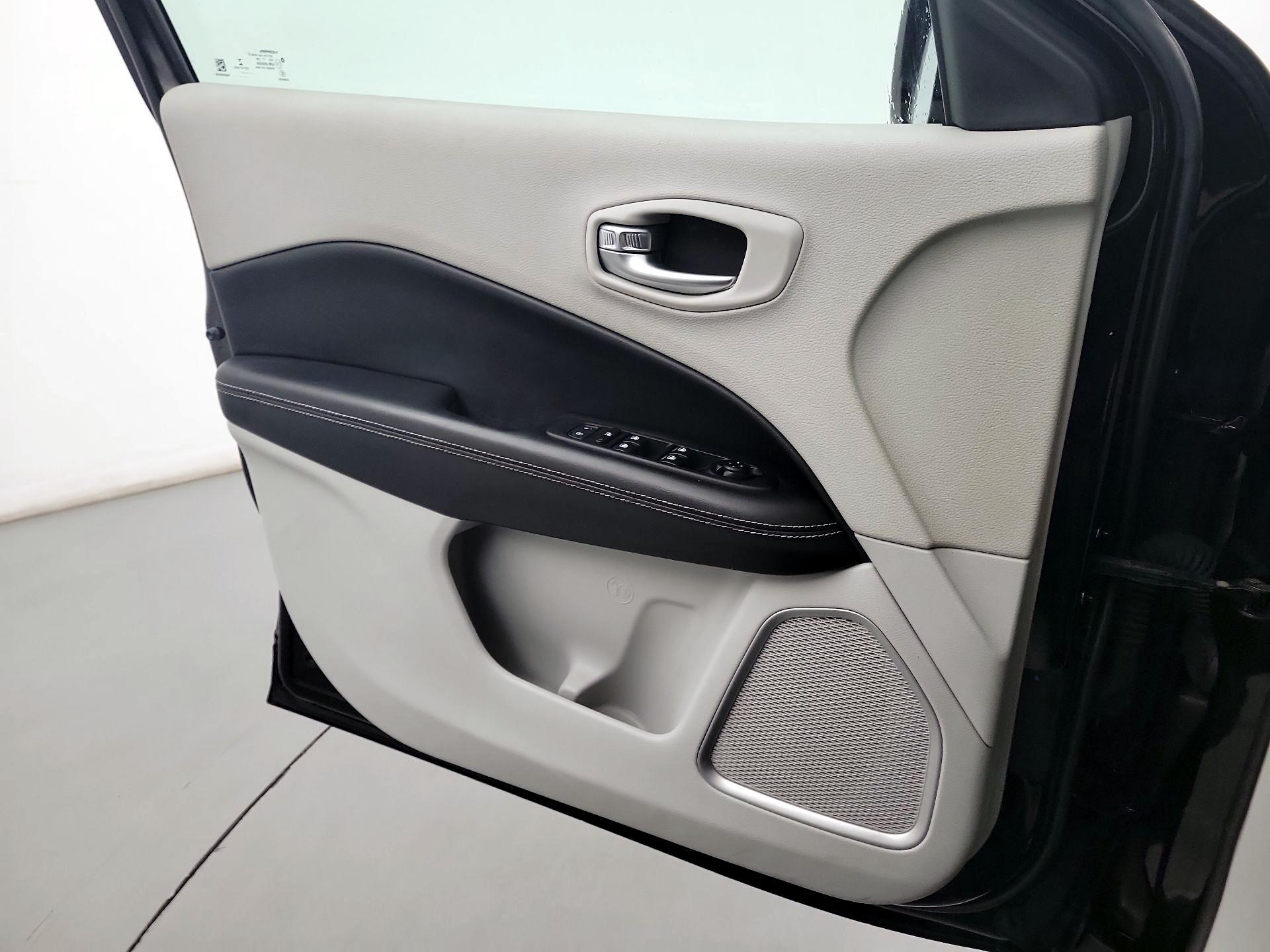 Thumbnail: 2017 Jeep Compass - 10