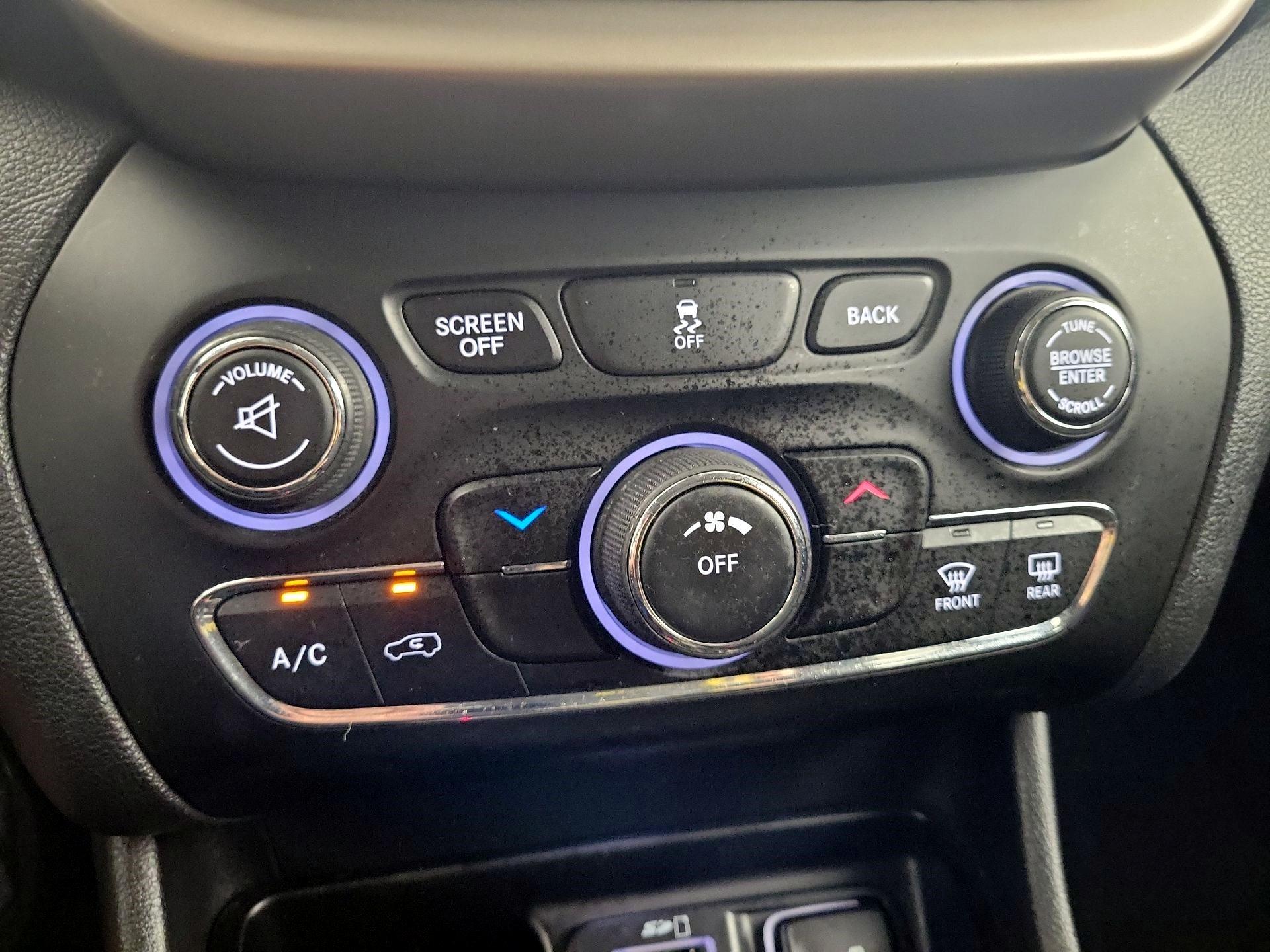 Thumbnail: 2016 Jeep Cherokee - 15