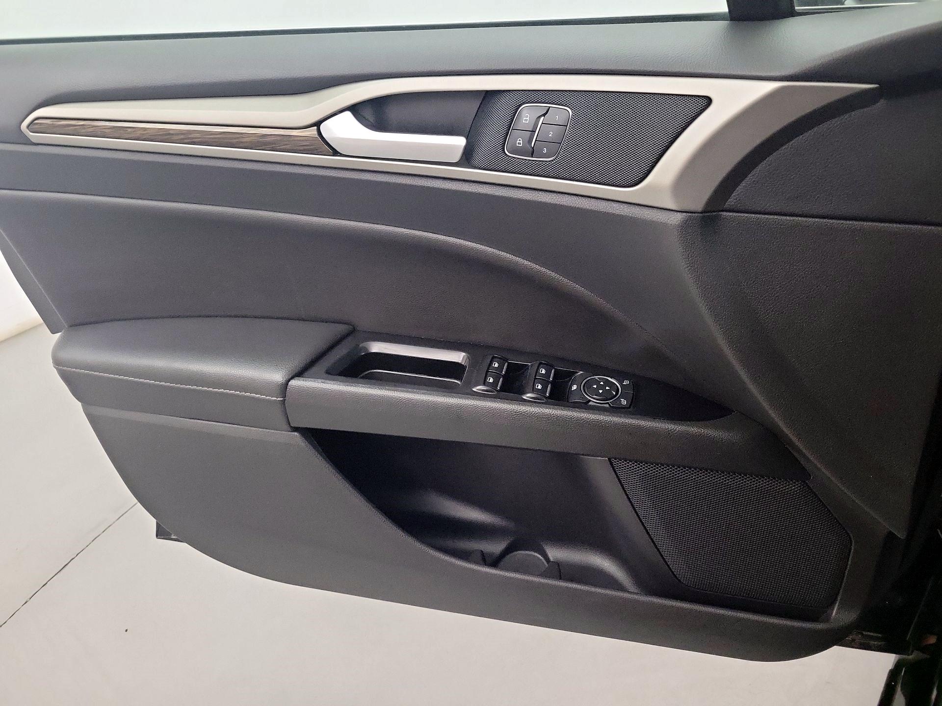 Thumbnail: 2016 Ford Fusion - 10