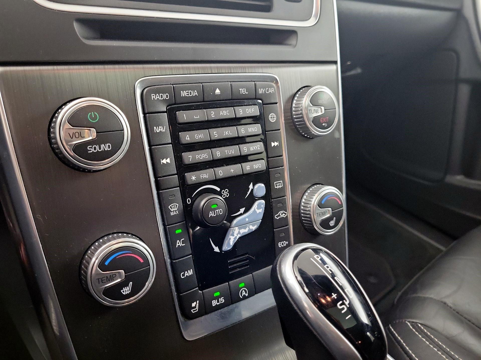 Thumbnail: 2015 Volvo V60 - 15
