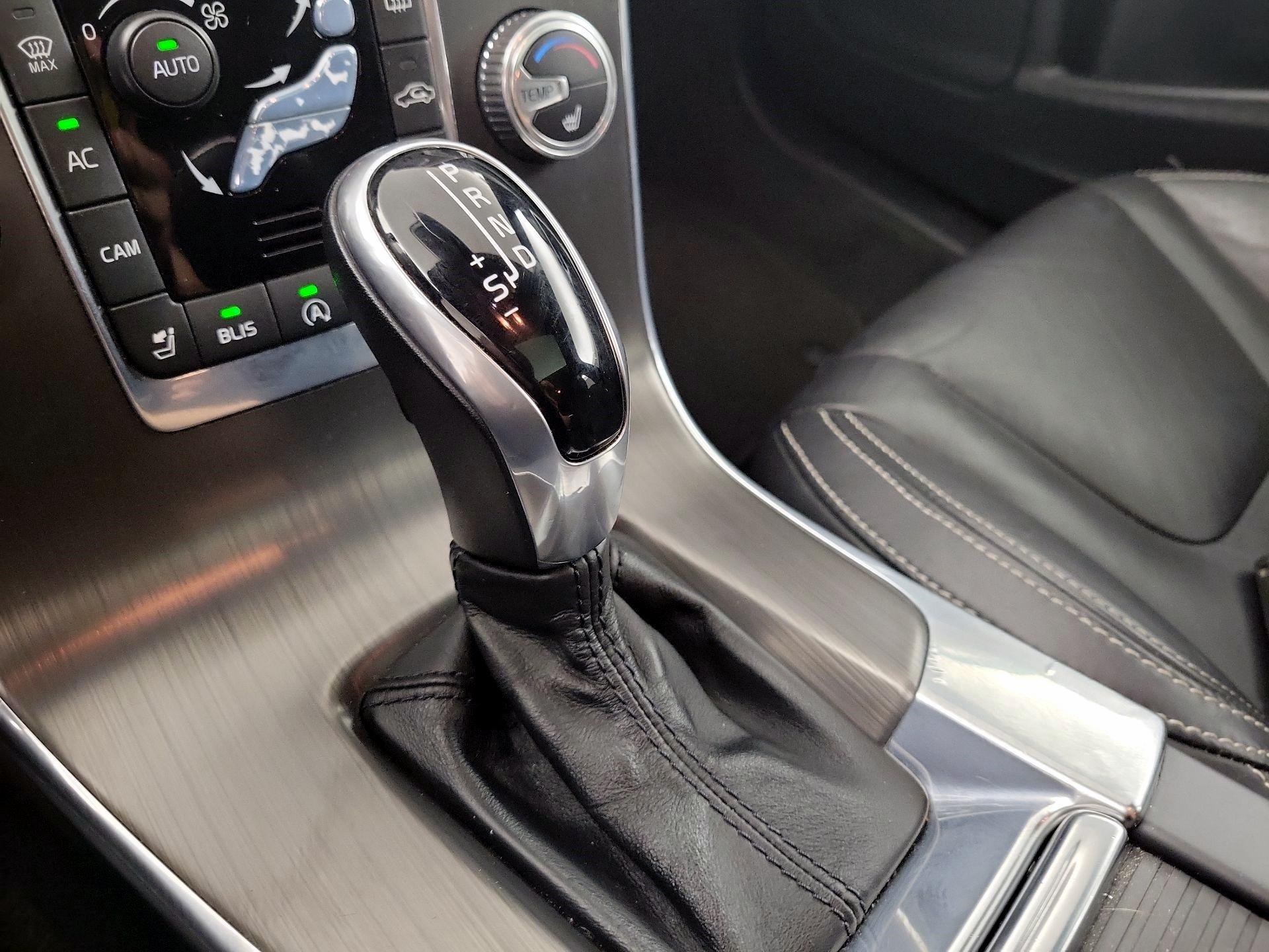 Thumbnail: 2015 Volvo V60 - 16