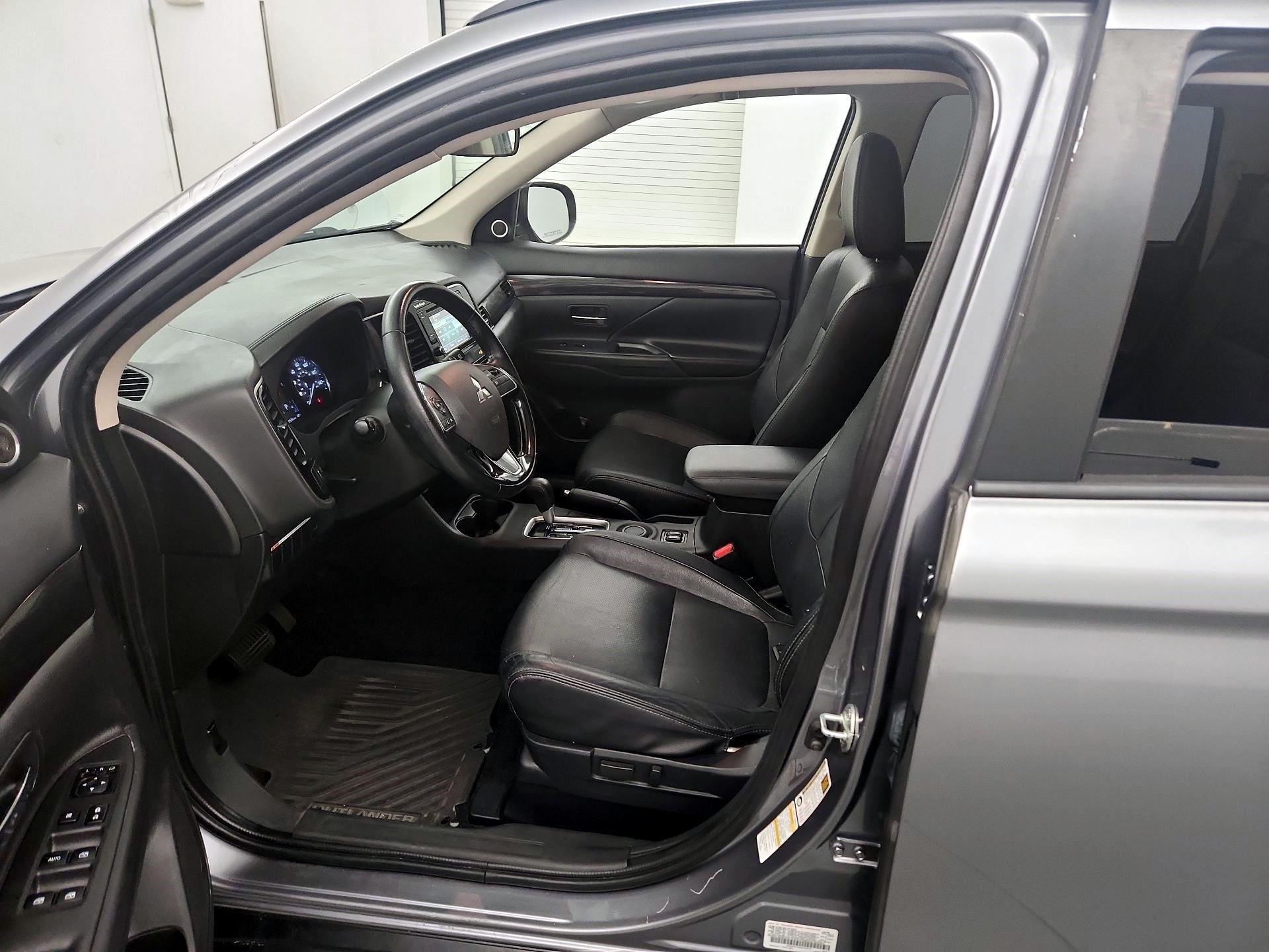 Thumbnail: 2016 Mitsubishi Outlander - 9