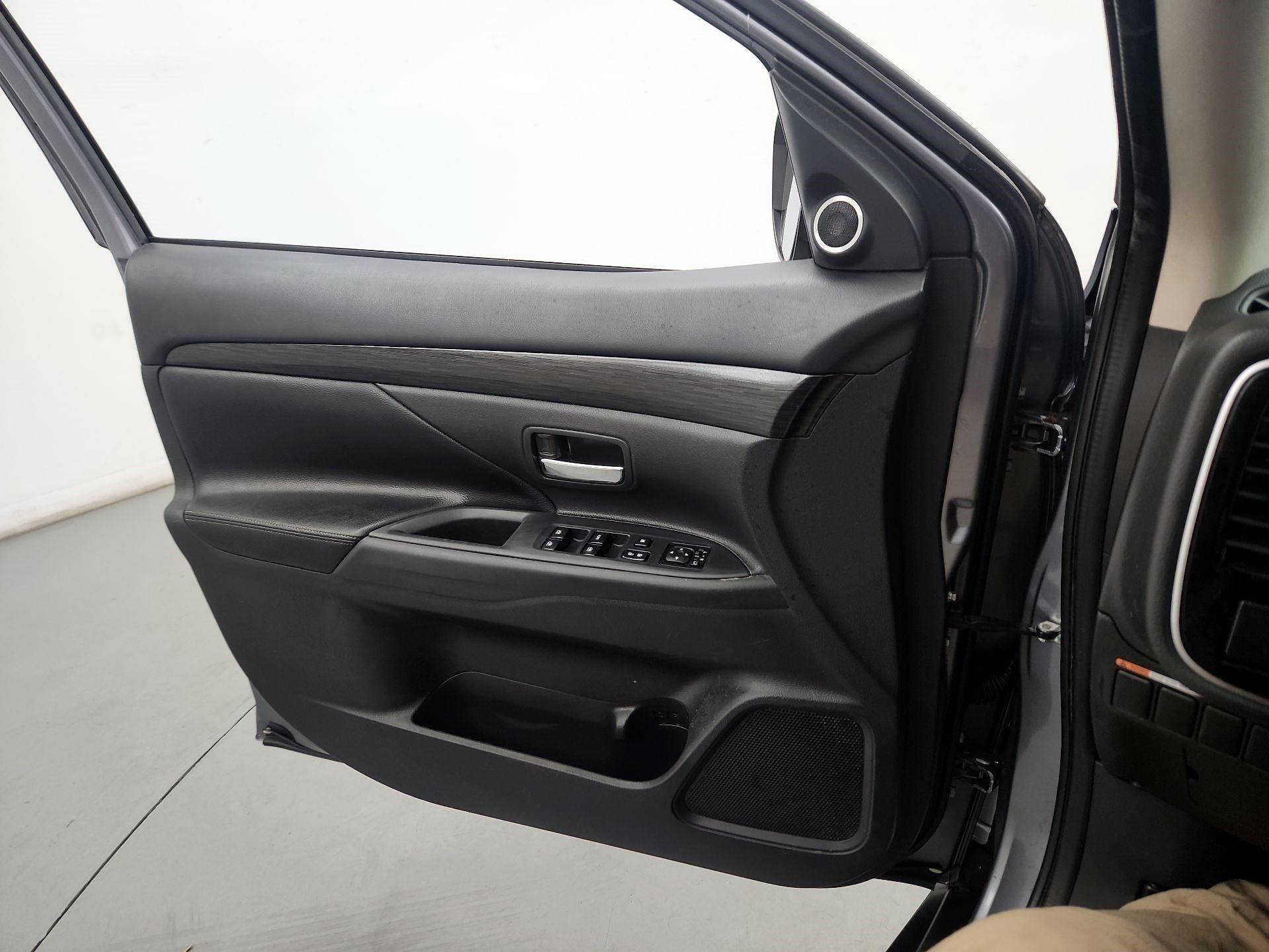 Thumbnail: 2016 Mitsubishi Outlander - 10