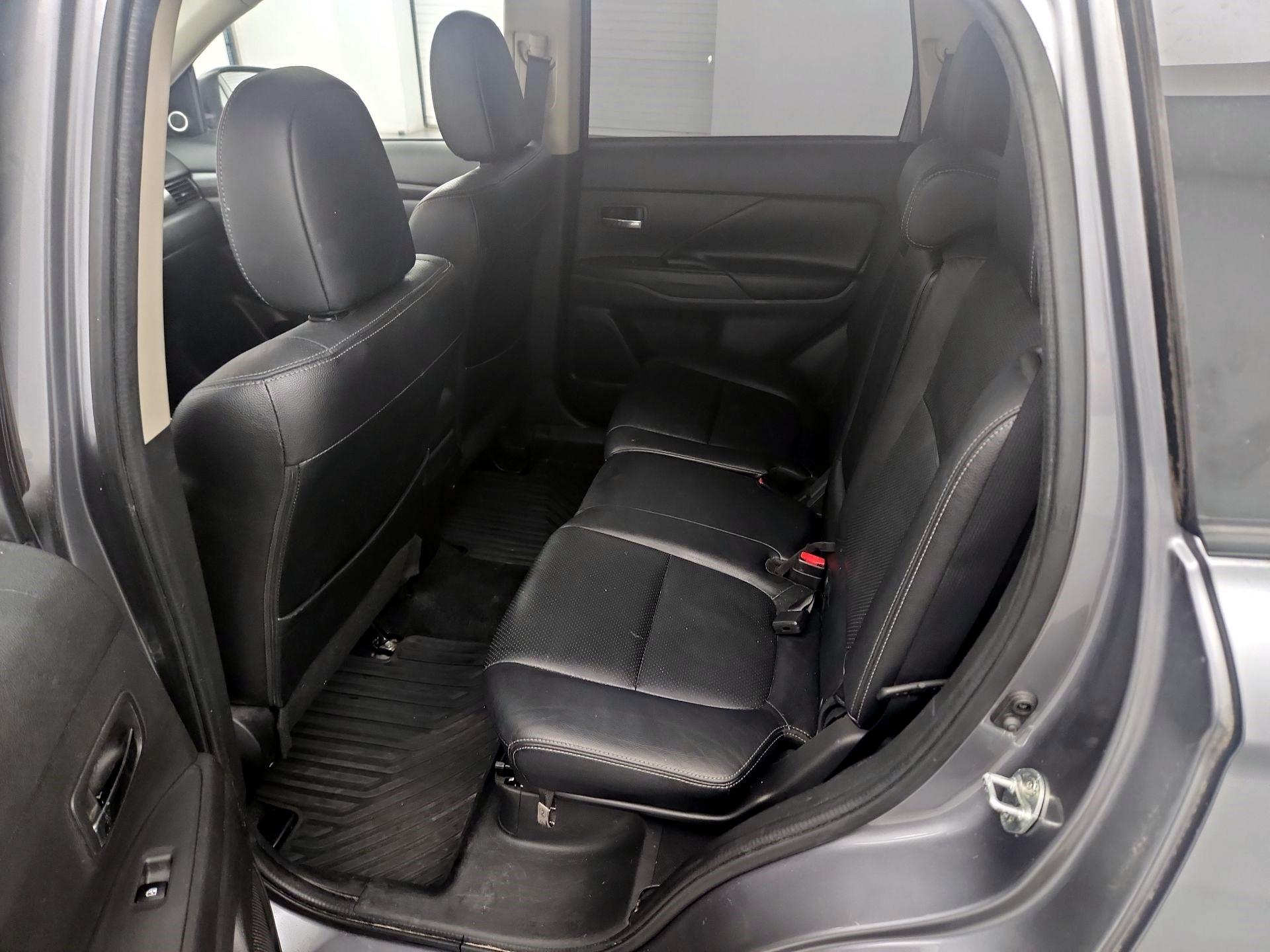 Thumbnail: 2016 Mitsubishi Outlander - 18
