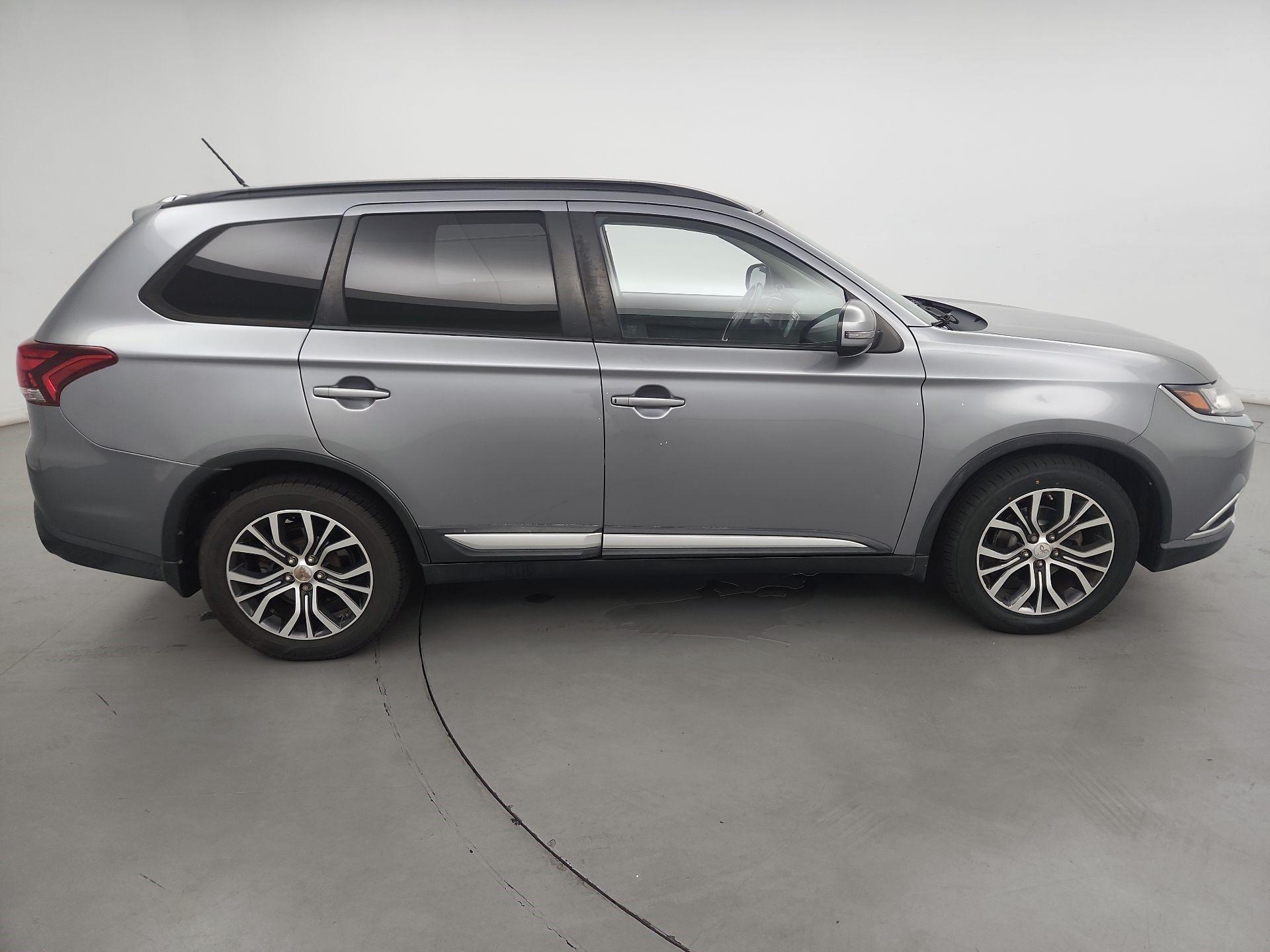 Thumbnail: 2016 Mitsubishi Outlander - 4