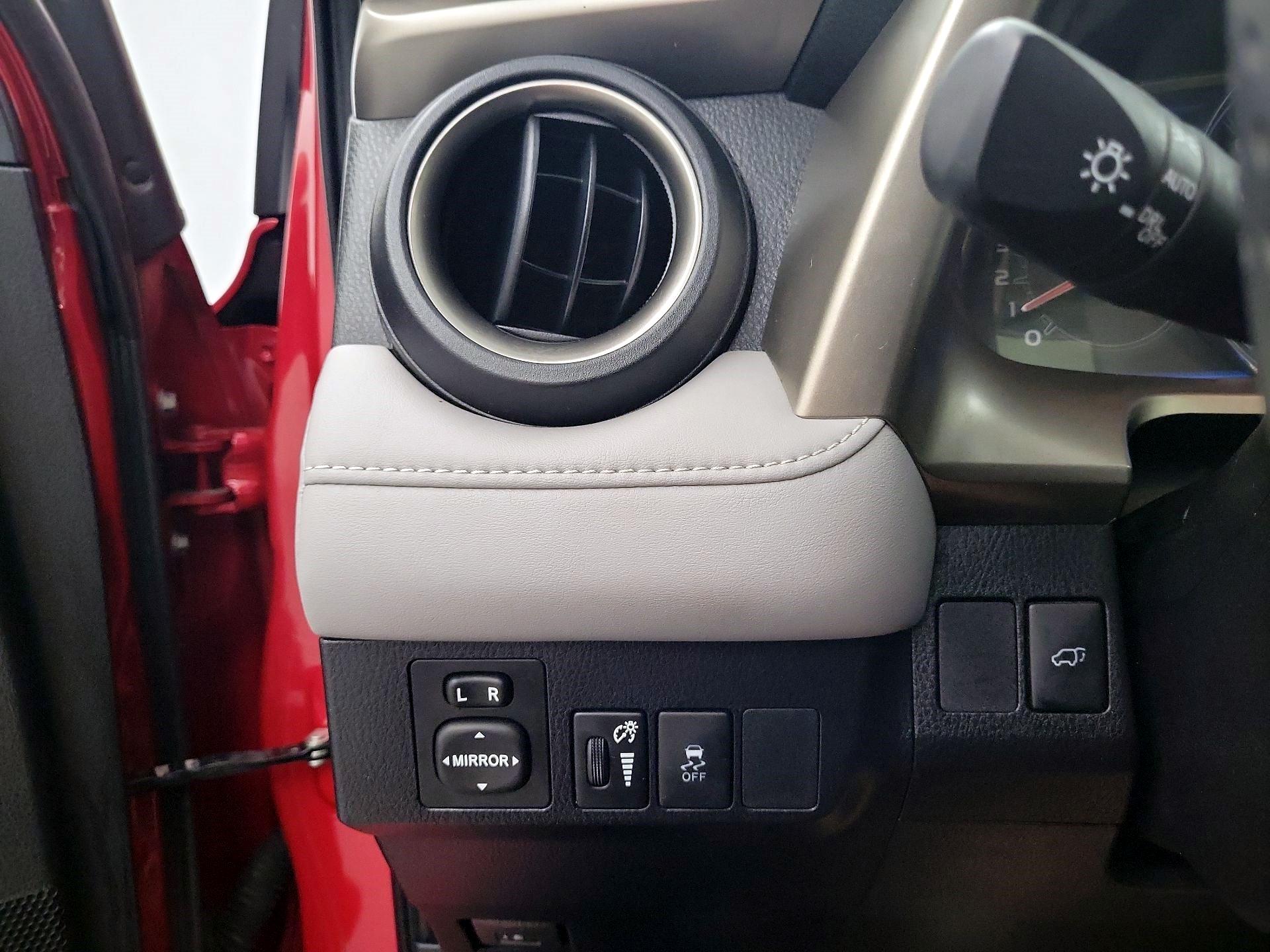 Thumbnail: 2015 Toyota RAV4 - 11
