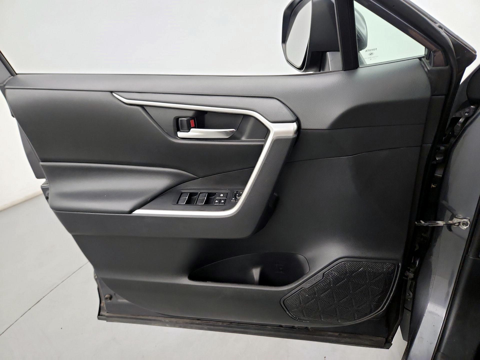 Thumbnail: 2019 Toyota RAV4 - 10