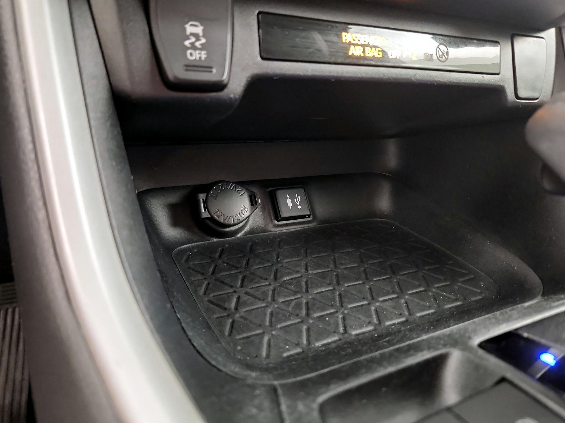 Thumbnail: 2019 Toyota RAV4 - 17