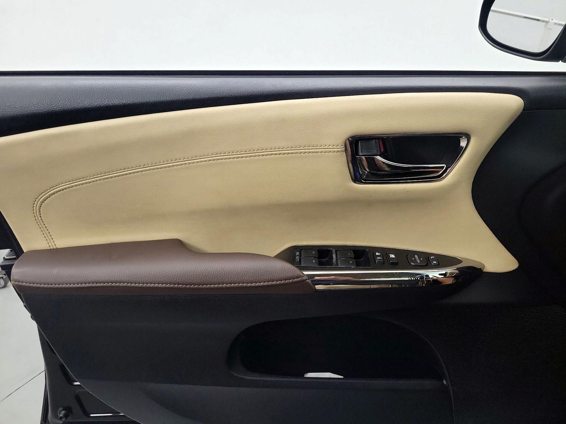 Thumbnail: 2013 Toyota Avalon - 10