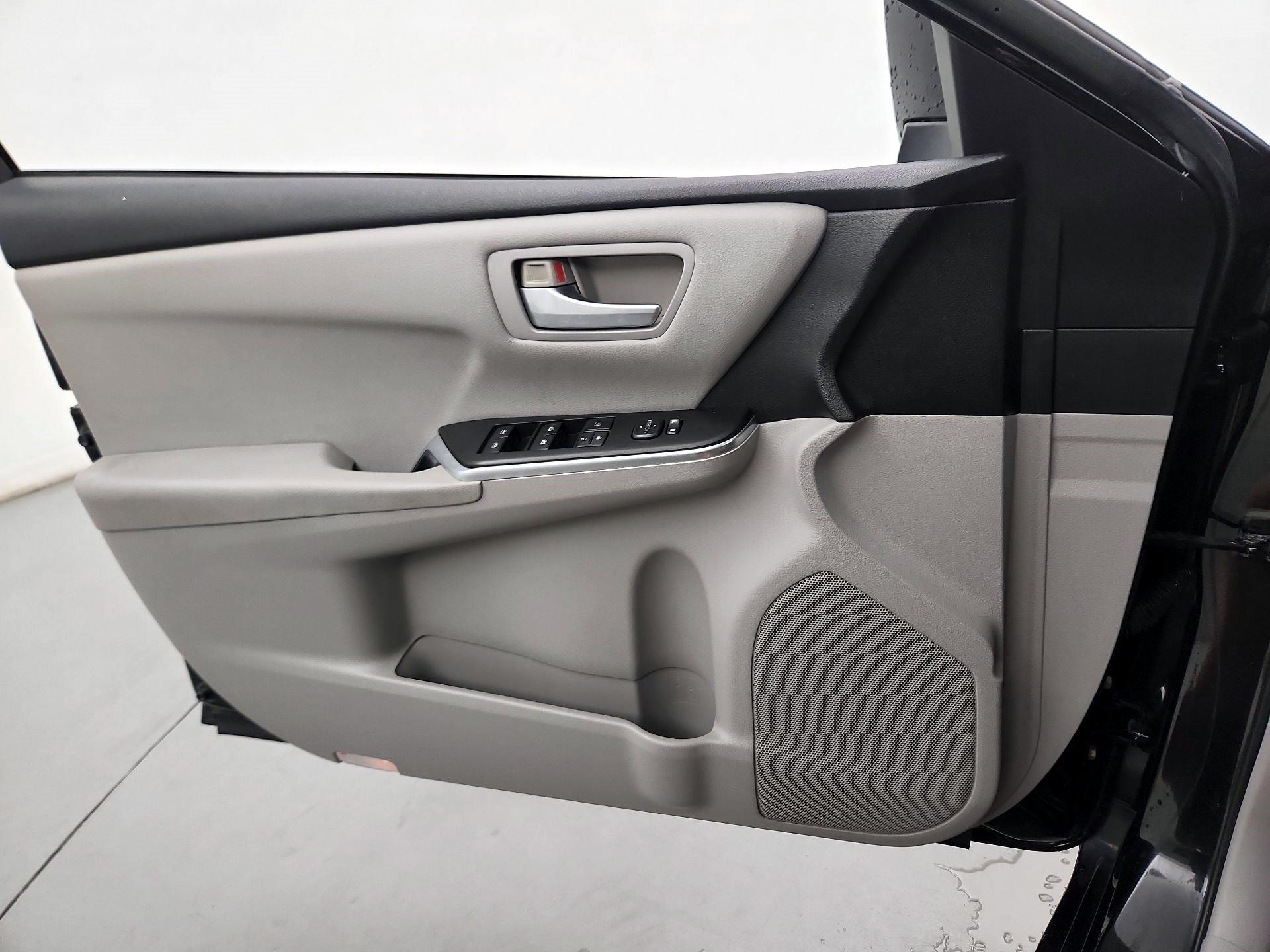 Thumbnail: 2016 Toyota Camry - 10