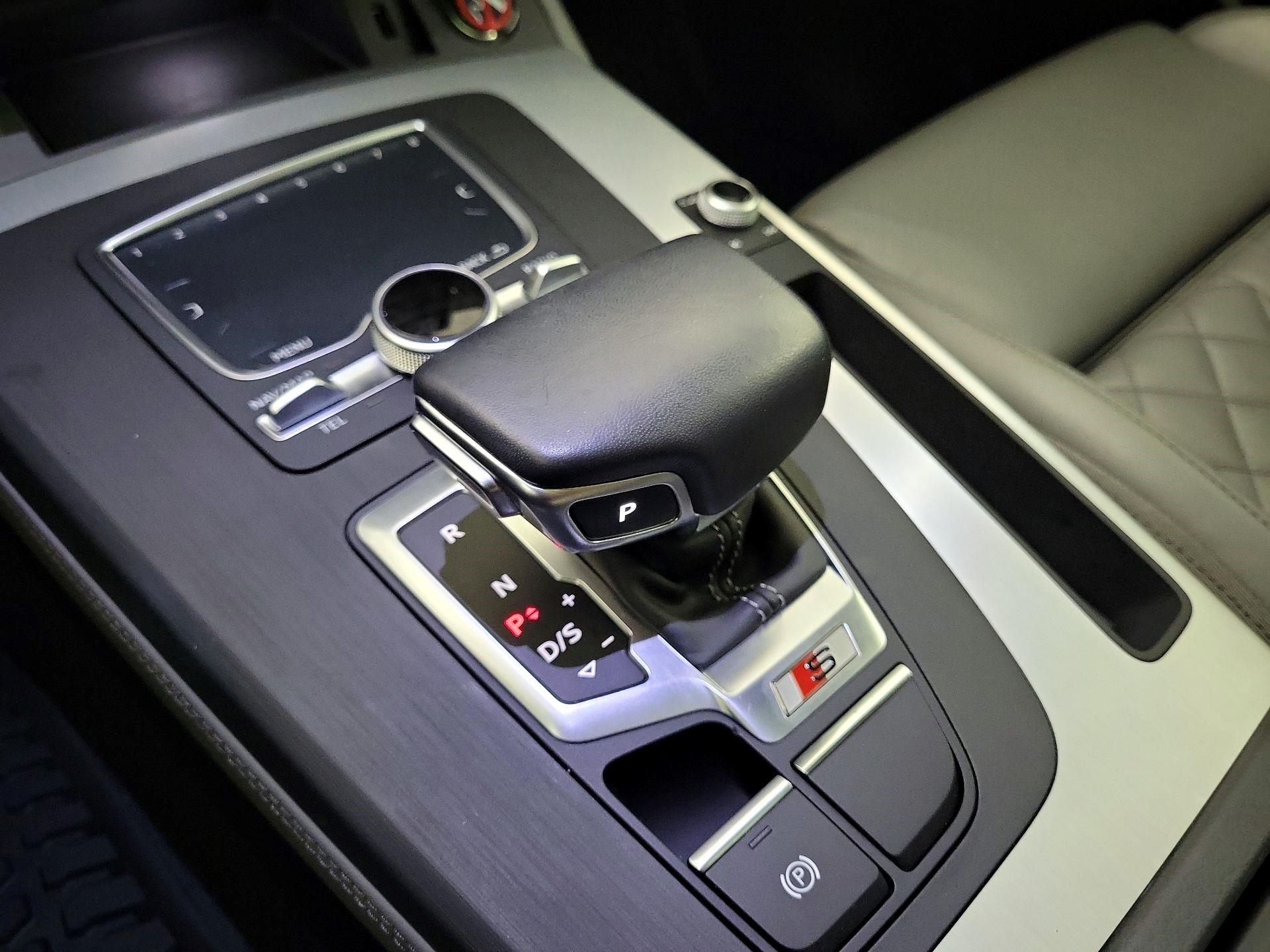 Thumbnail: 2019 Audi SQ5 - 16
