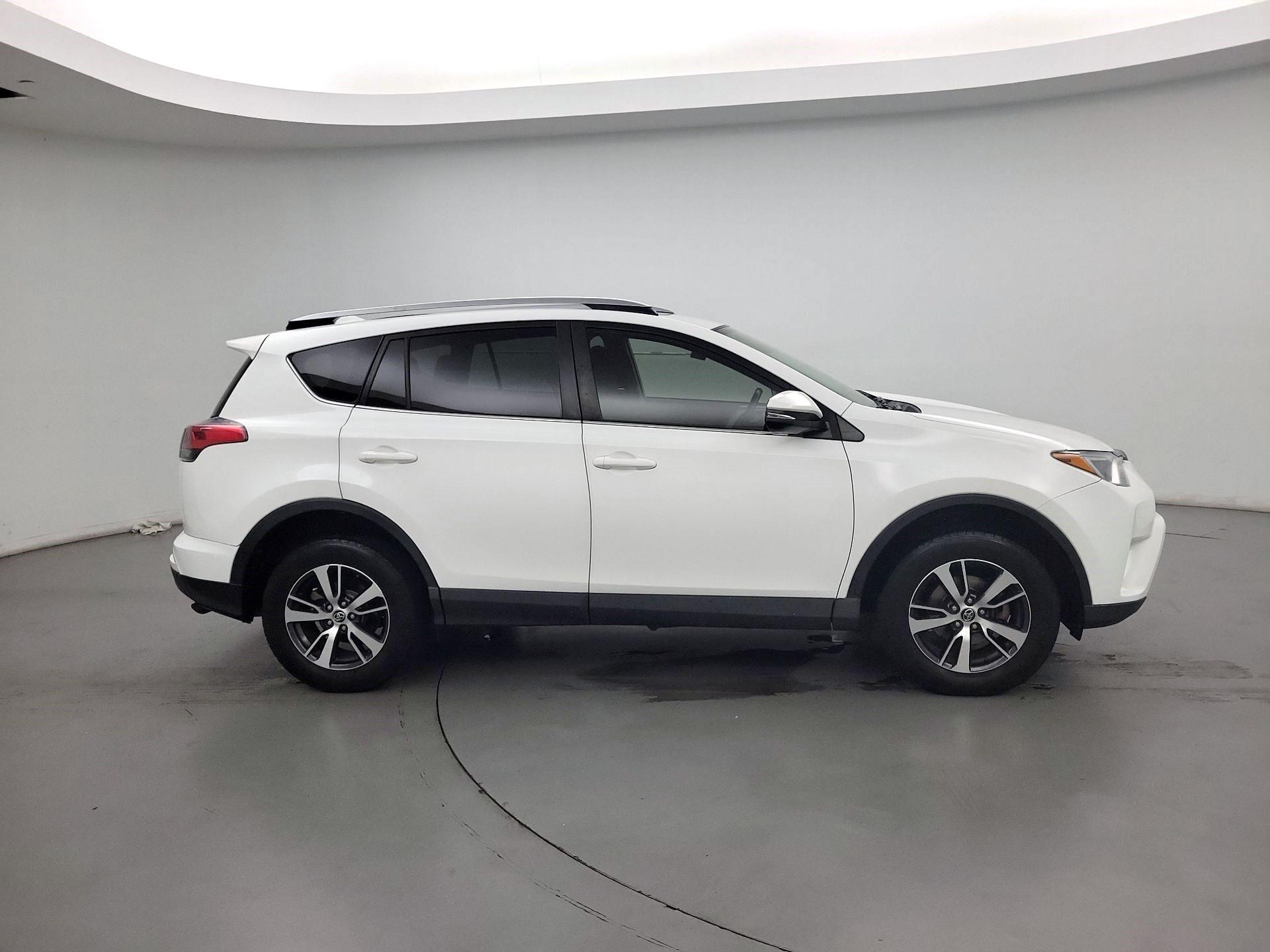 Thumbnail: 2017 Toyota RAV4 - 4